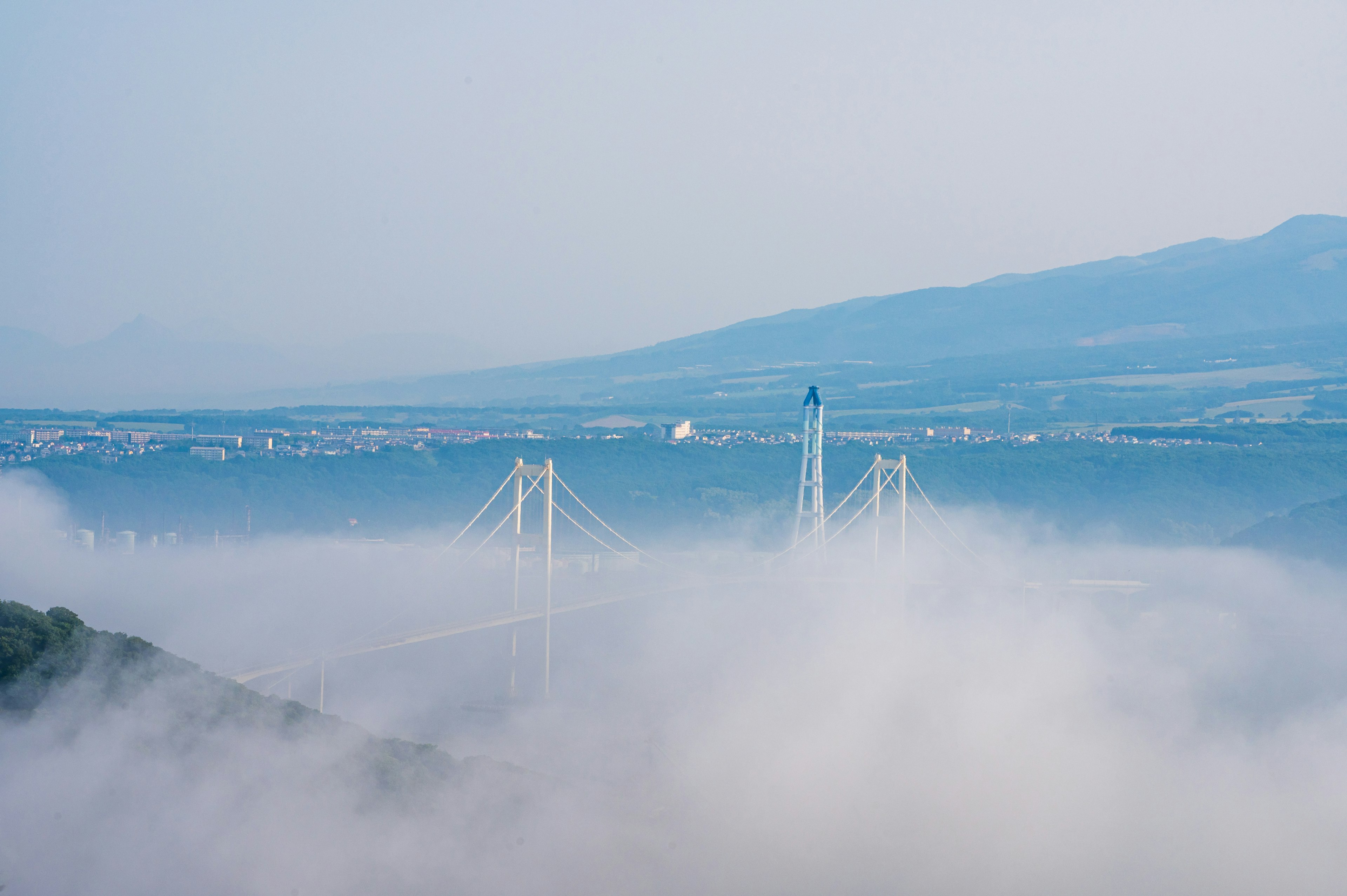 霧に包まれた橋と山々の風景