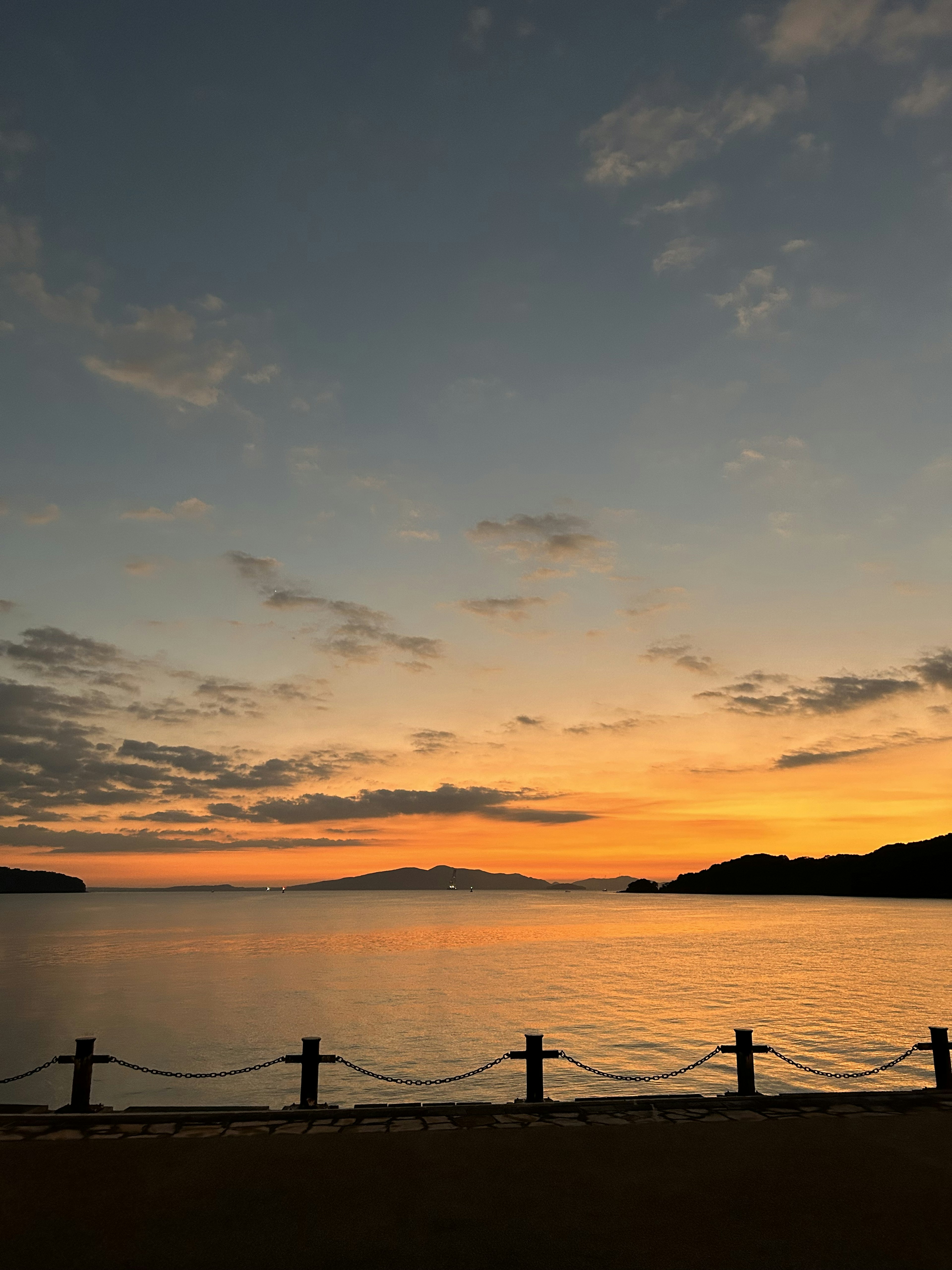 Magnifique coucher de soleil se reflétant sur la mer avec des vagues calmes