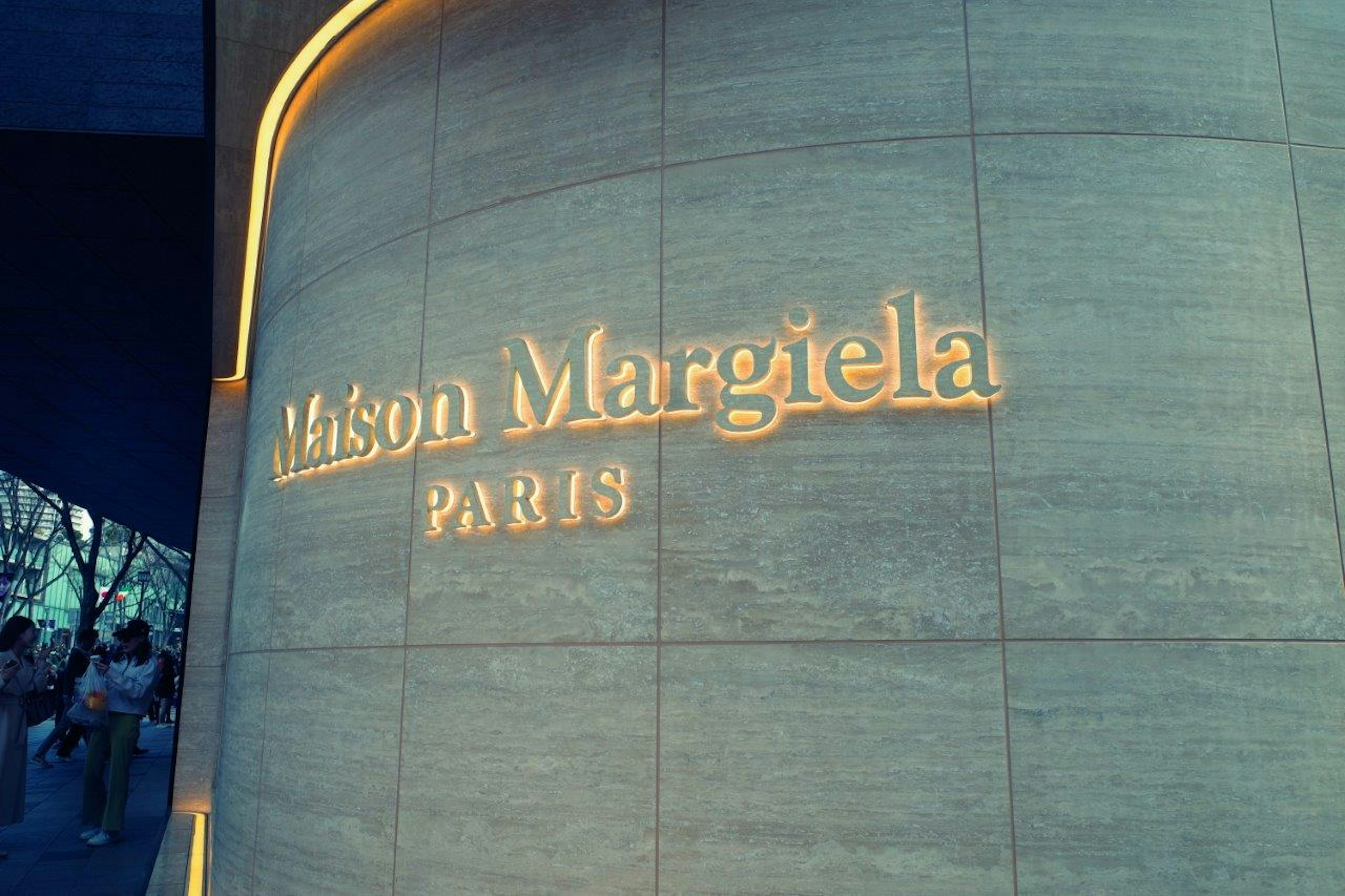 Außenansicht des Maison Margiela Geschäfts in Paris mit Logo