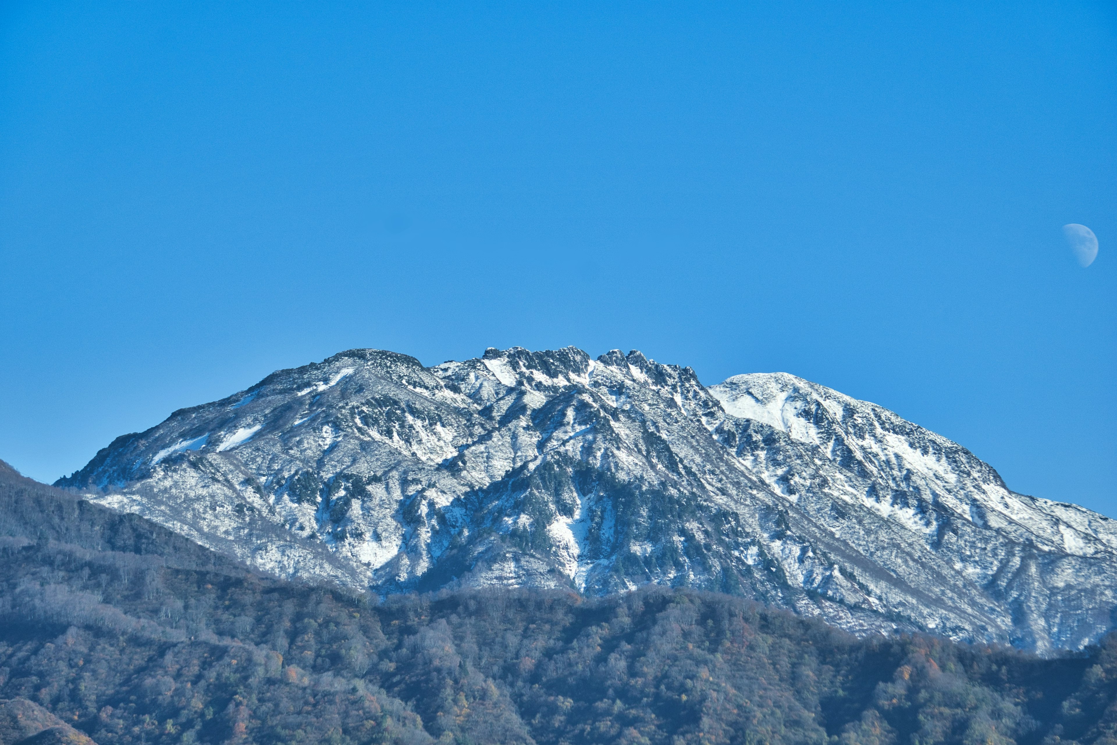 Paysage de montagne enneigée sous un ciel bleu clair