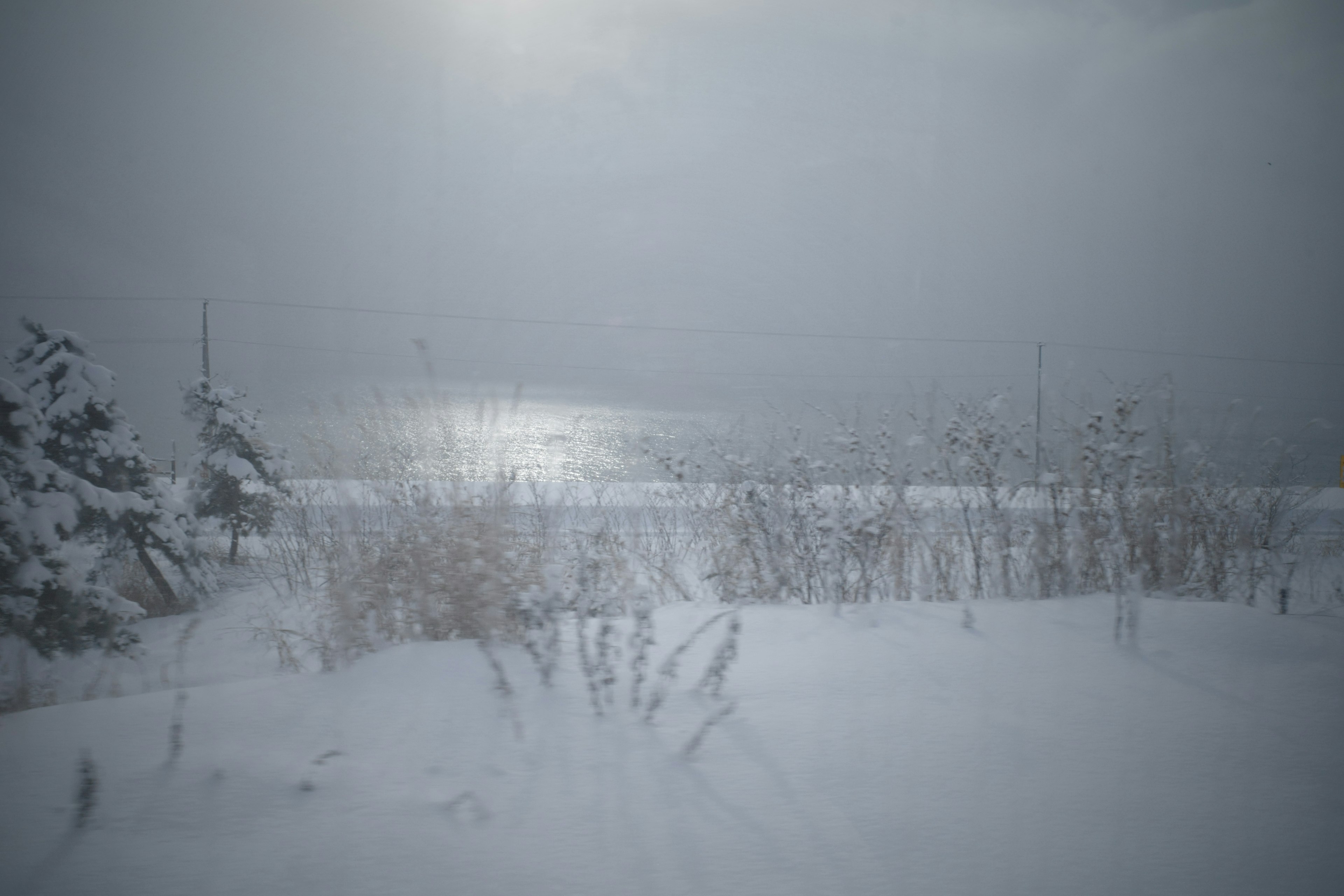 雪に覆われた風景と静かな湖の反射