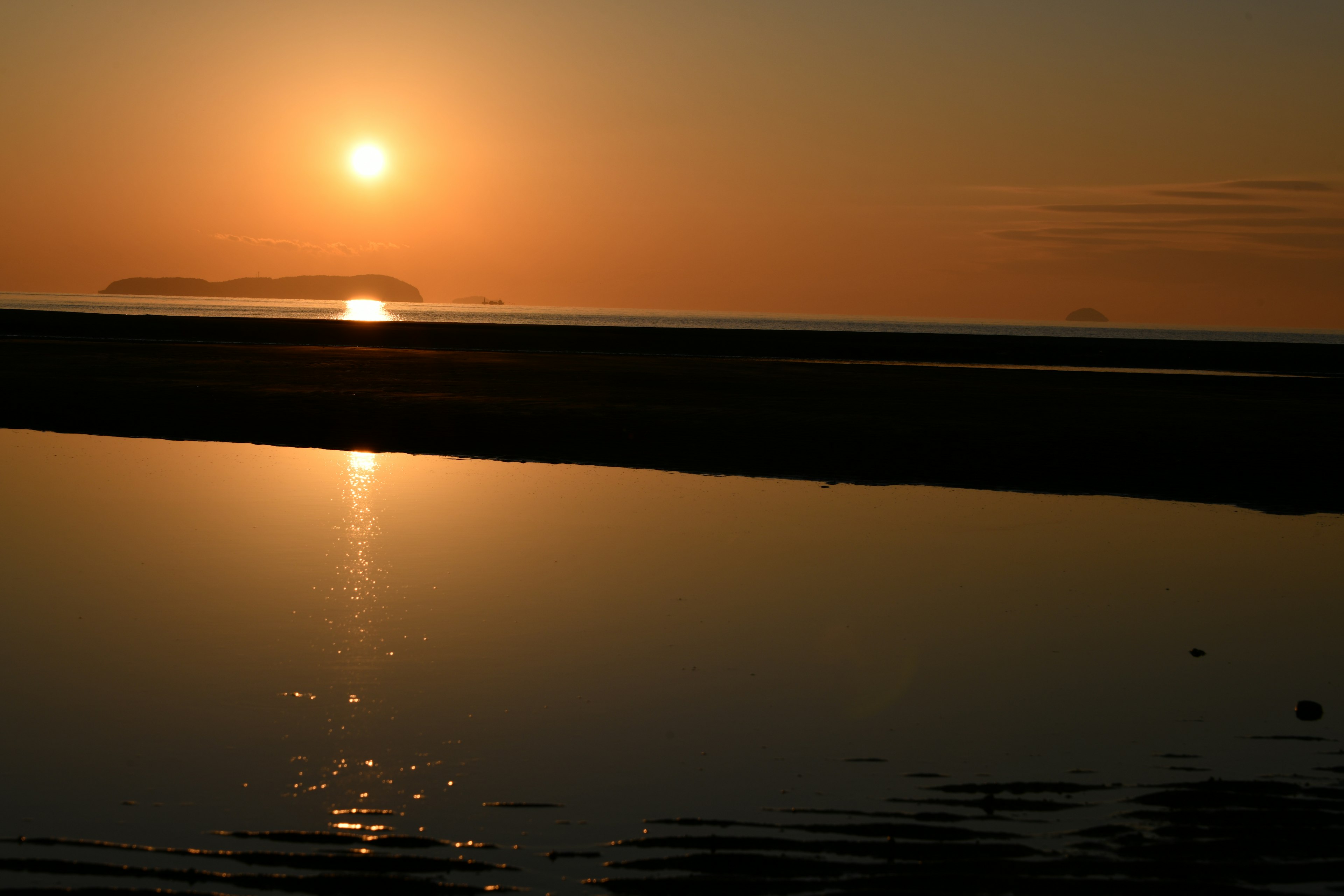 Magnifique paysage de coucher de soleil se reflétant sur l'océan