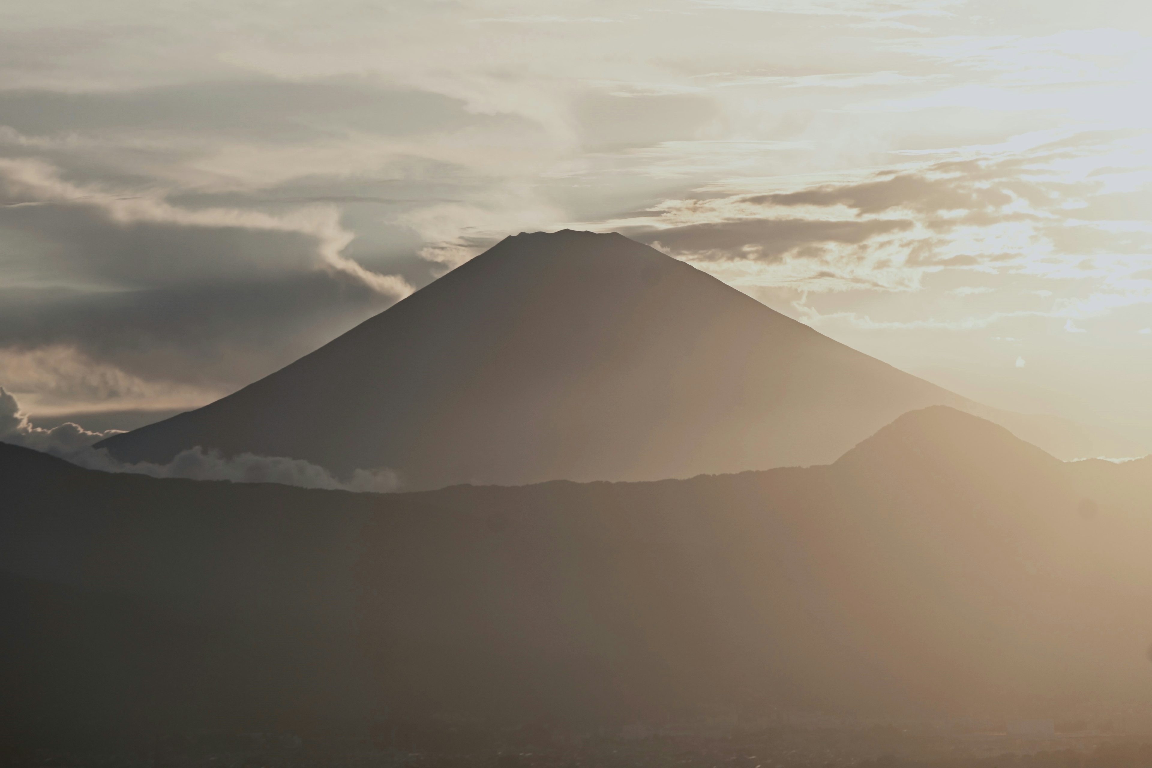 Silhouette di una montagna al crepuscolo con luce soffusa