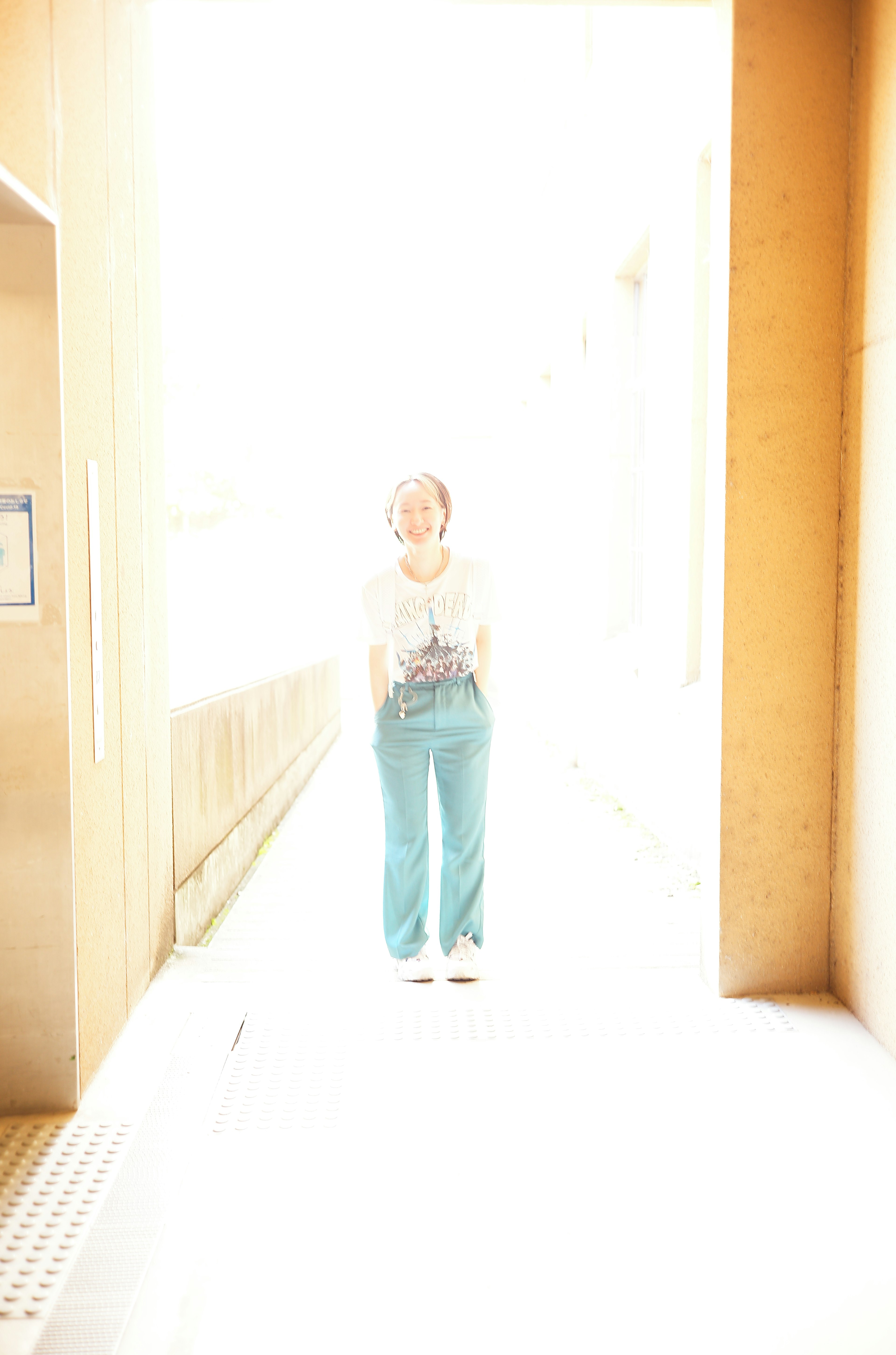 Silhouette d'une femme se tenant devant un fond lumineux