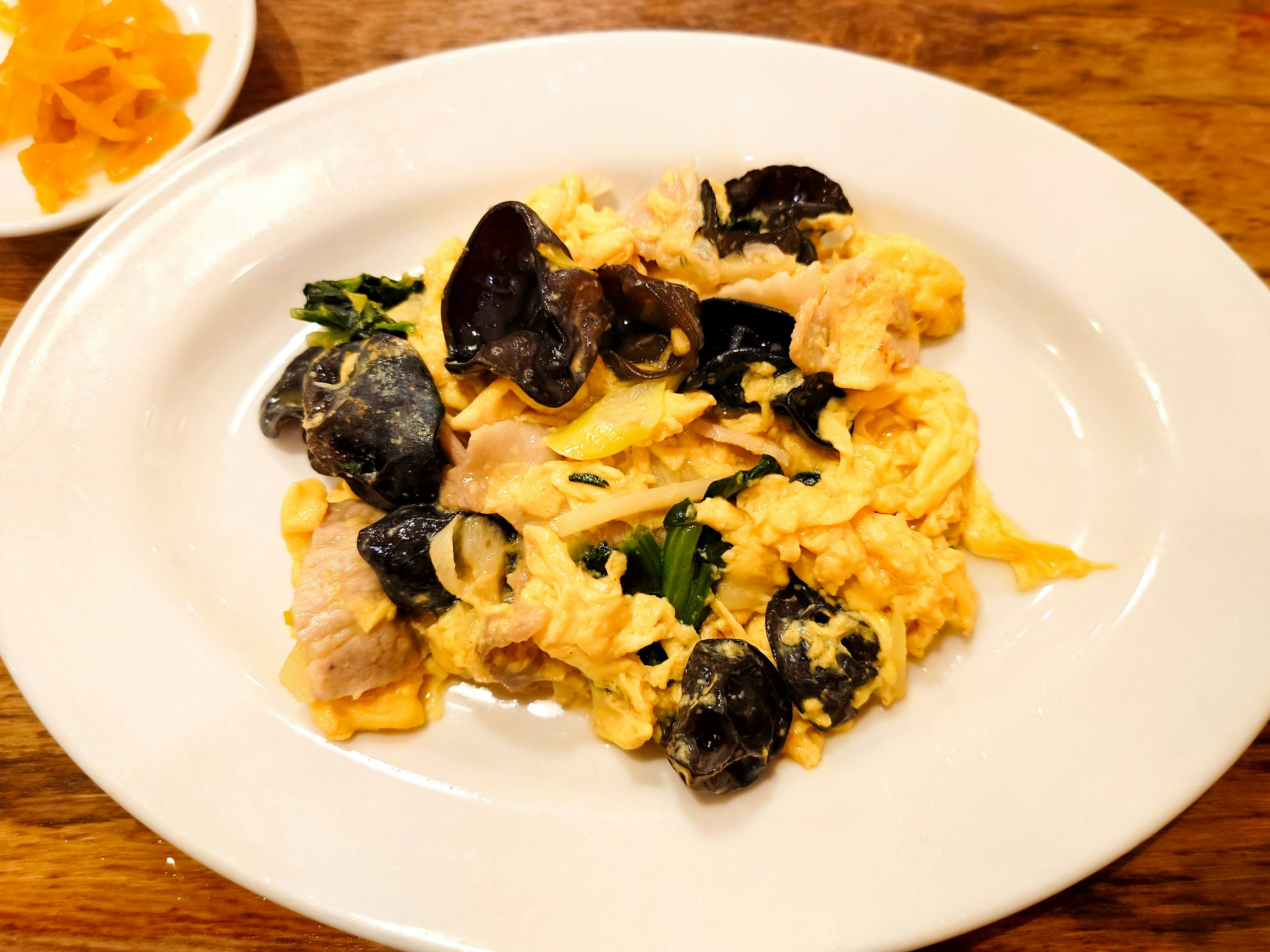 Plato de pasta con crema, almejas negras y pollo