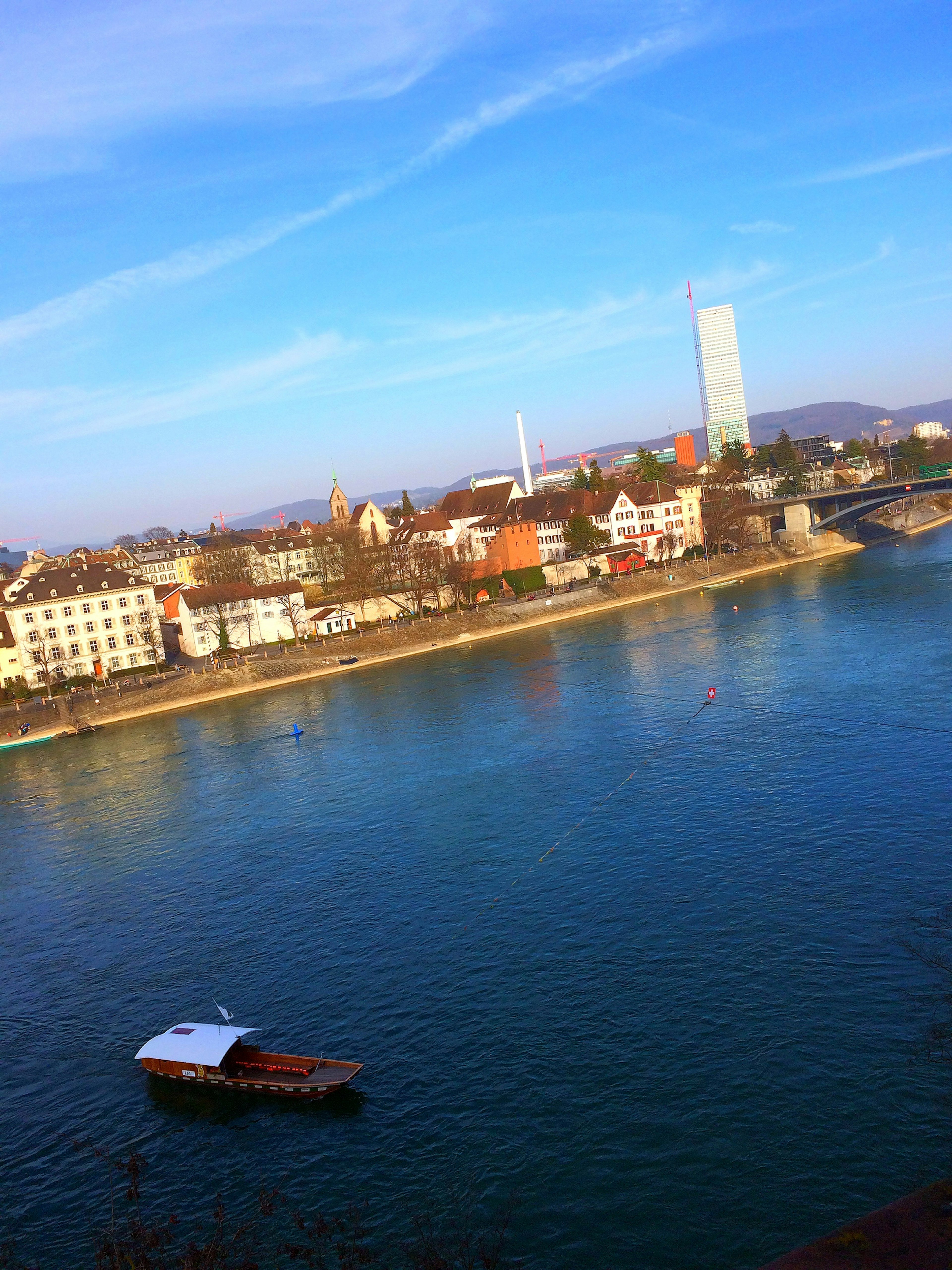 Malersicher Blick auf das Ufer mit einem schwebenden Boot und ruhiger Wasseroberfläche