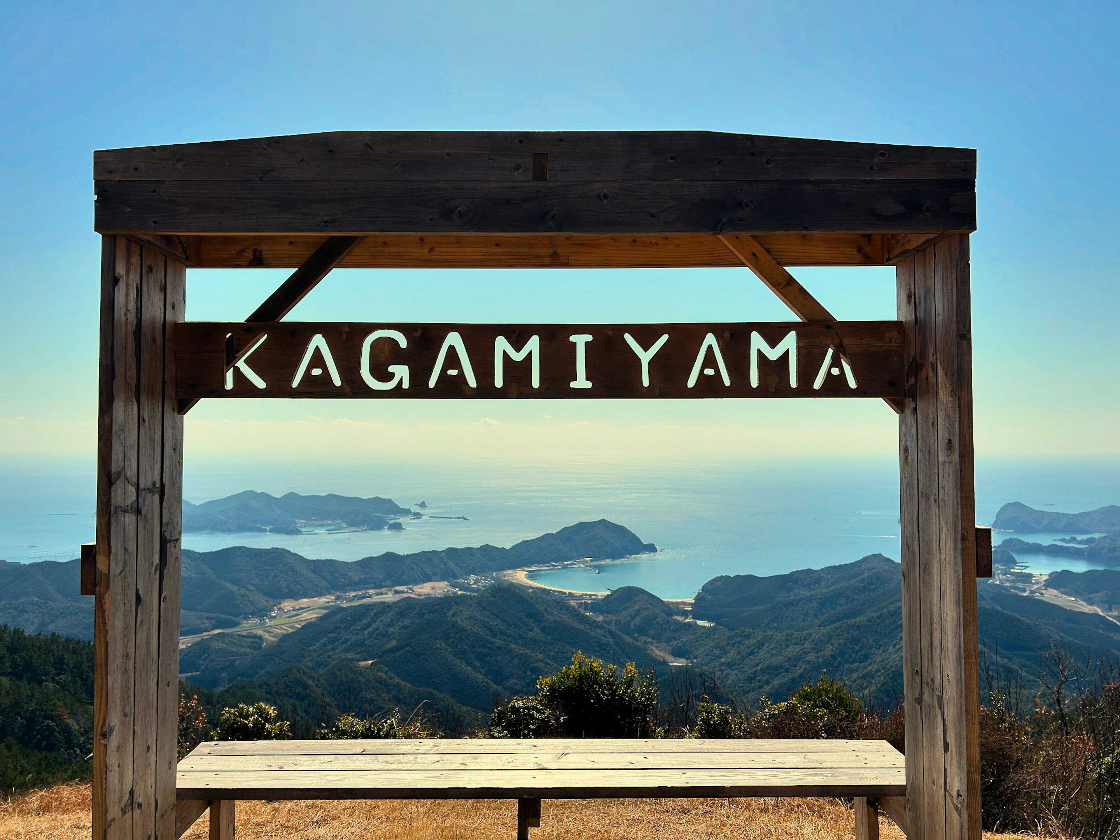 山の展望台からの美しい景色と「KAGAMIYAMA」のサイン