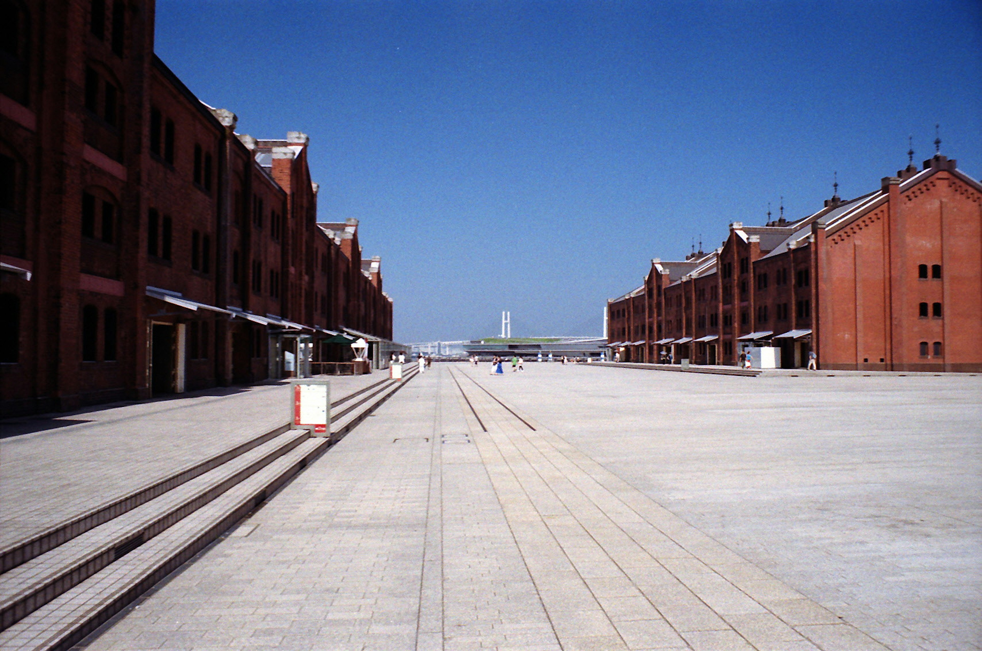 Vista di una piazza fiancheggiata da magazzini in mattoni rossi