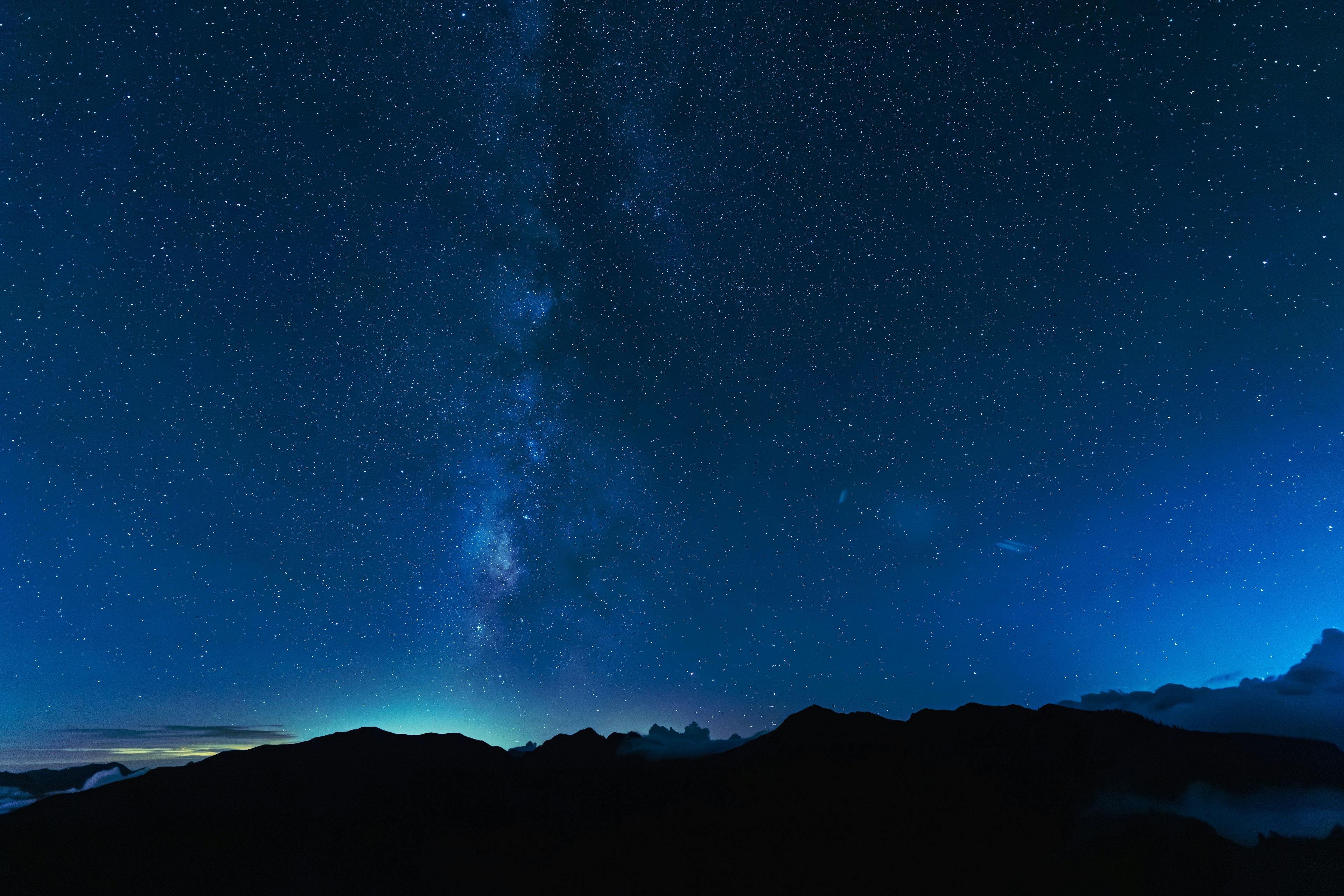 Ciel nocturne époustouflant avec la Voie lactée et de nombreuses étoiles