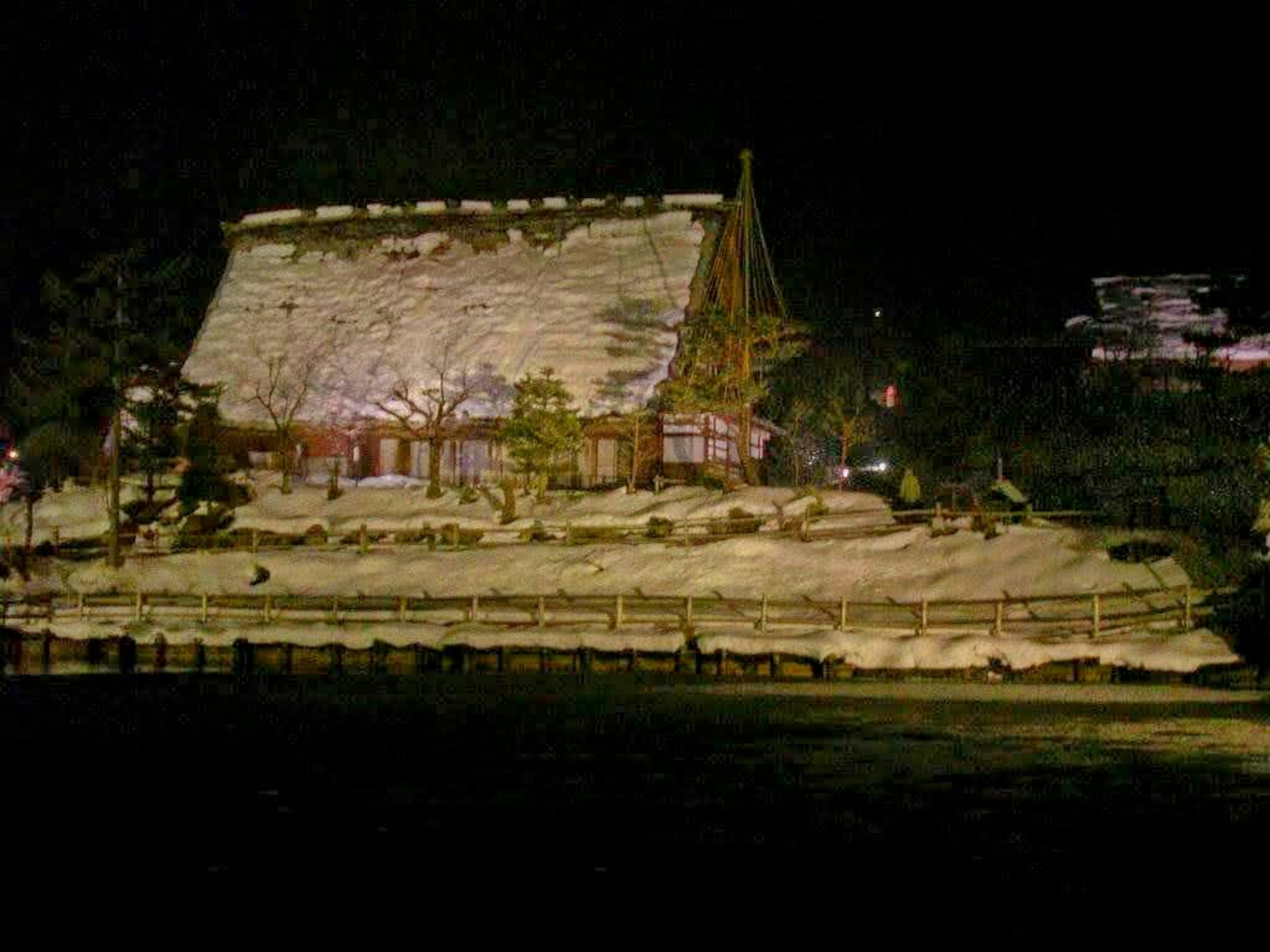 夜间被雪覆盖的传统日本房屋及周围风景