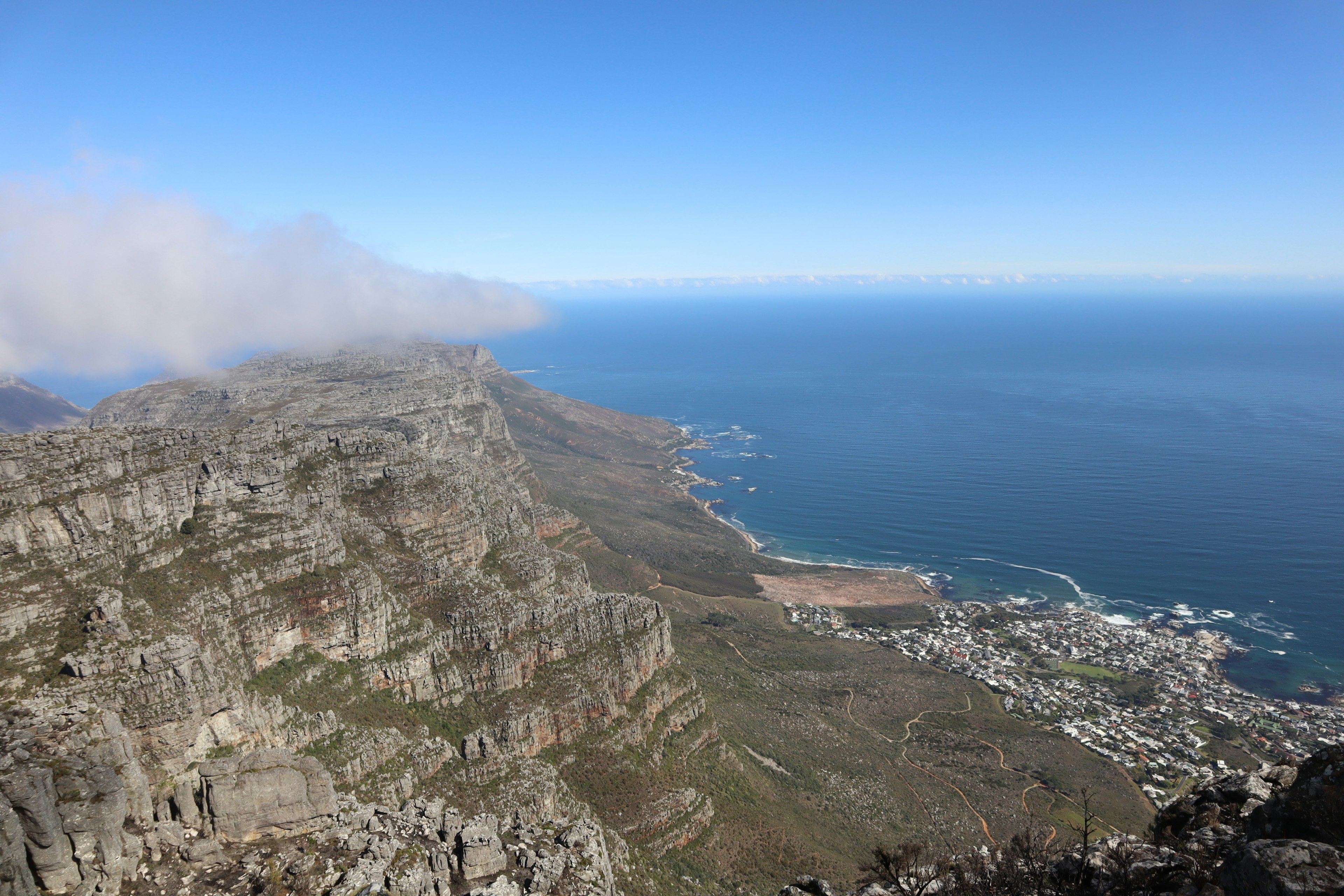 Vista mozzafiato dalla Table Mountain con vista sull'oceano e la costa