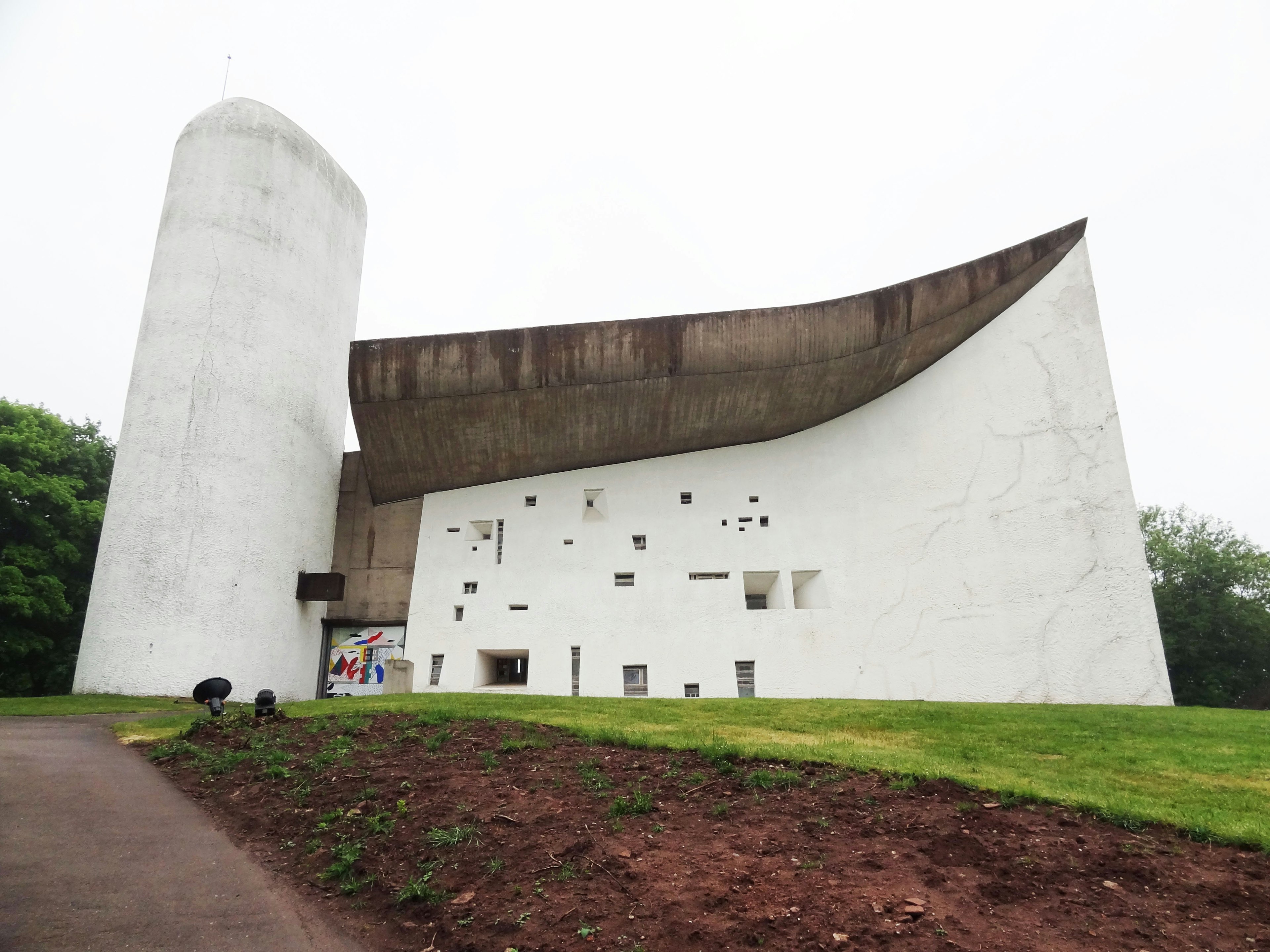 独特なデザインの白い建物と緑の芝生