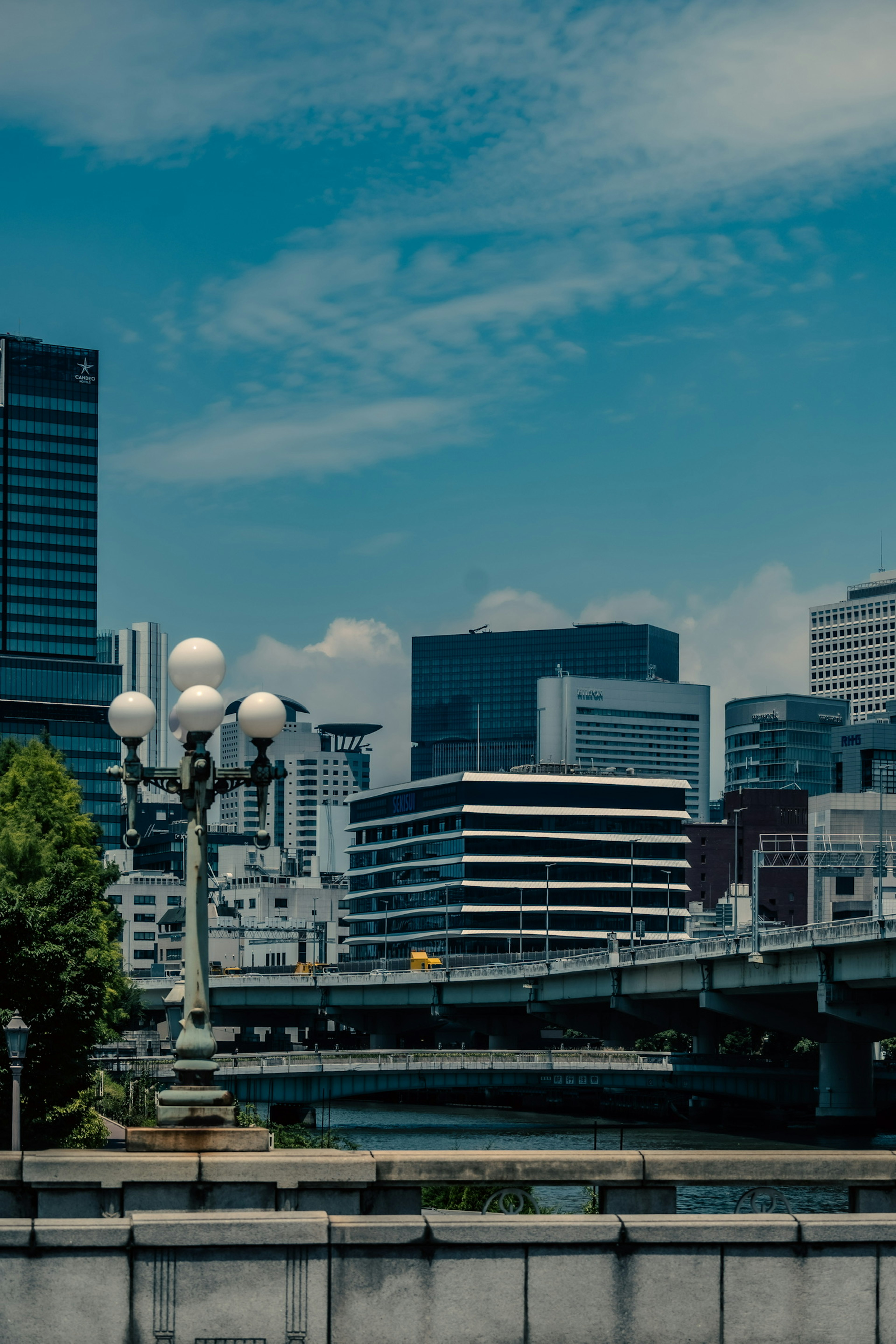 Paysage urbain avec des bâtiments et un pont sous un ciel bleu