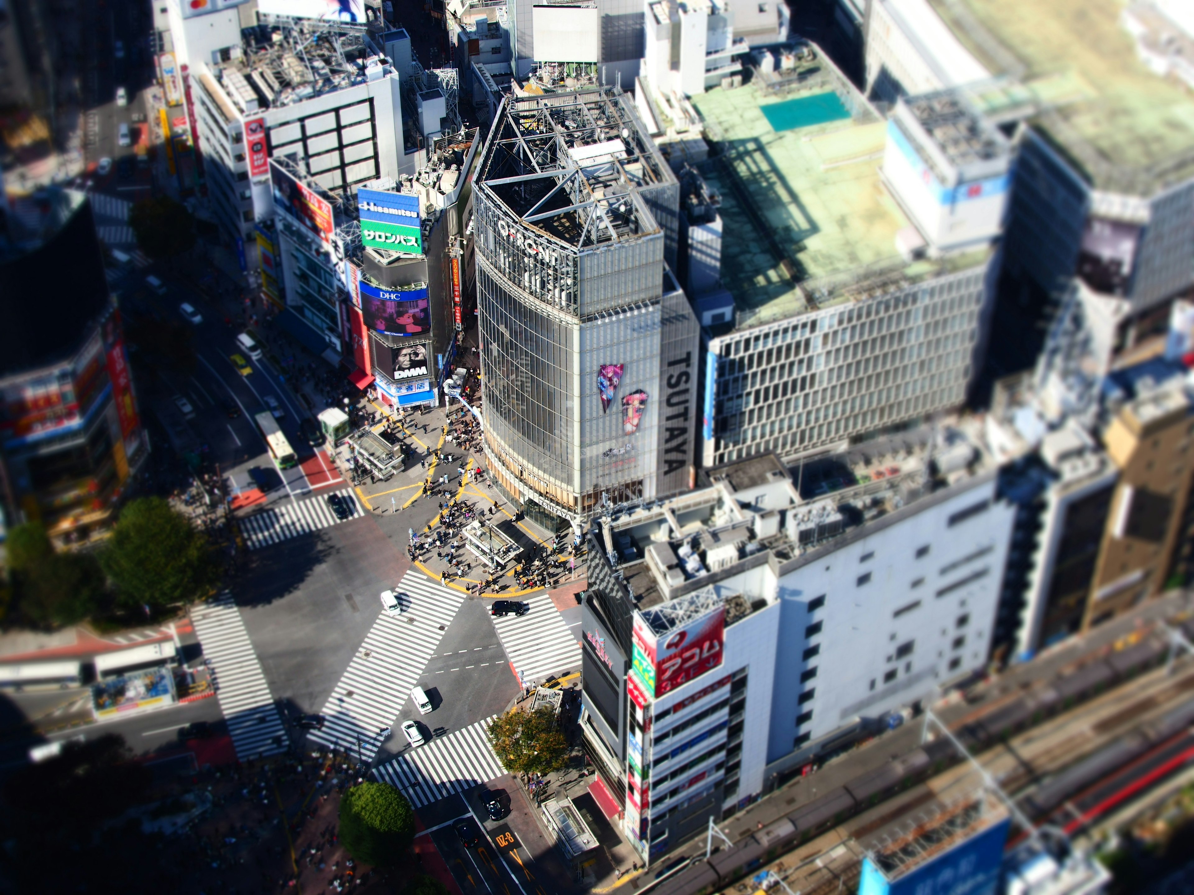 Hình ảnh từ trên cao của Shibuya với nhiều tòa nhà và một ngã tư đông đúc