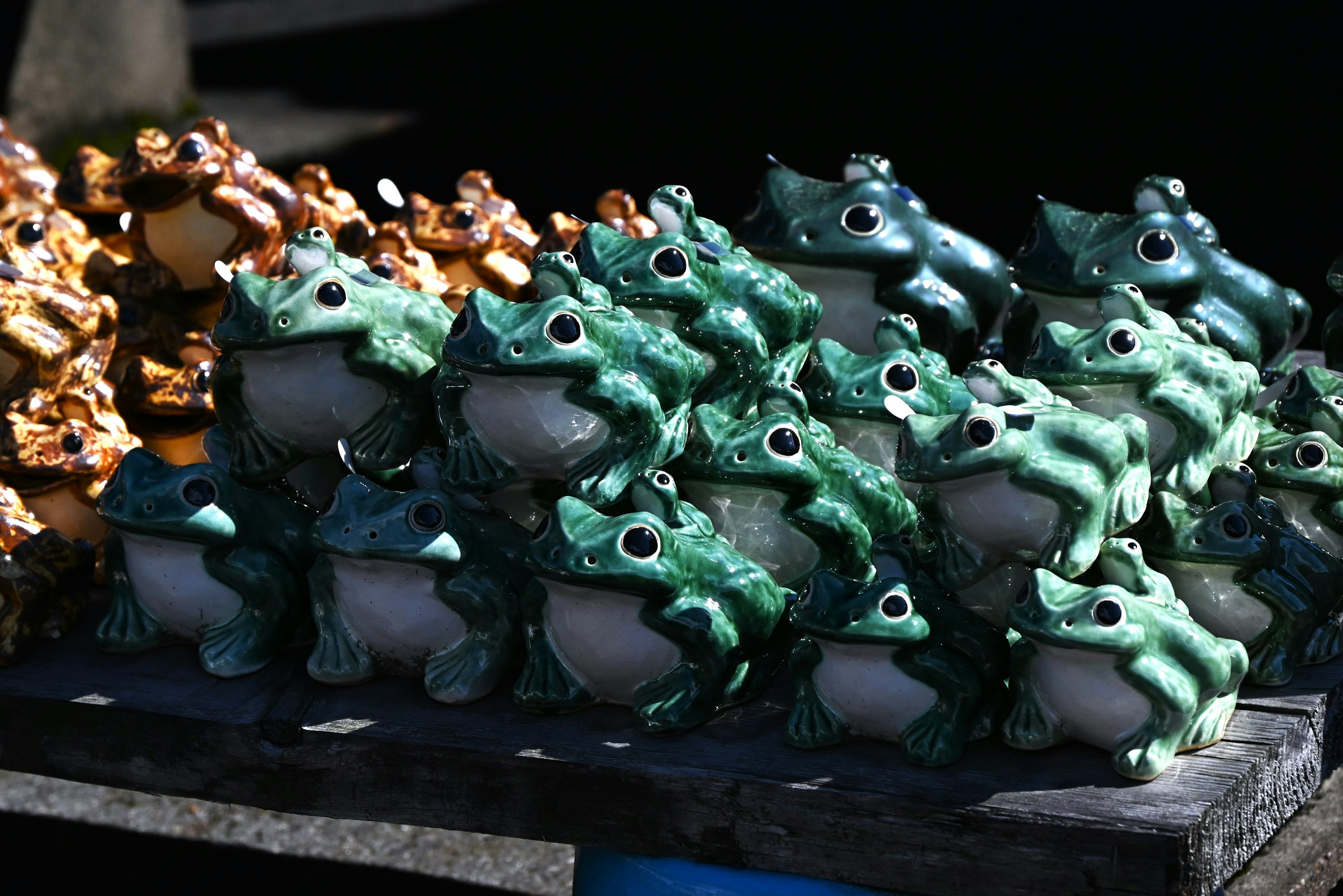 Bunte Froschfiguren in Reihen ausgestellt