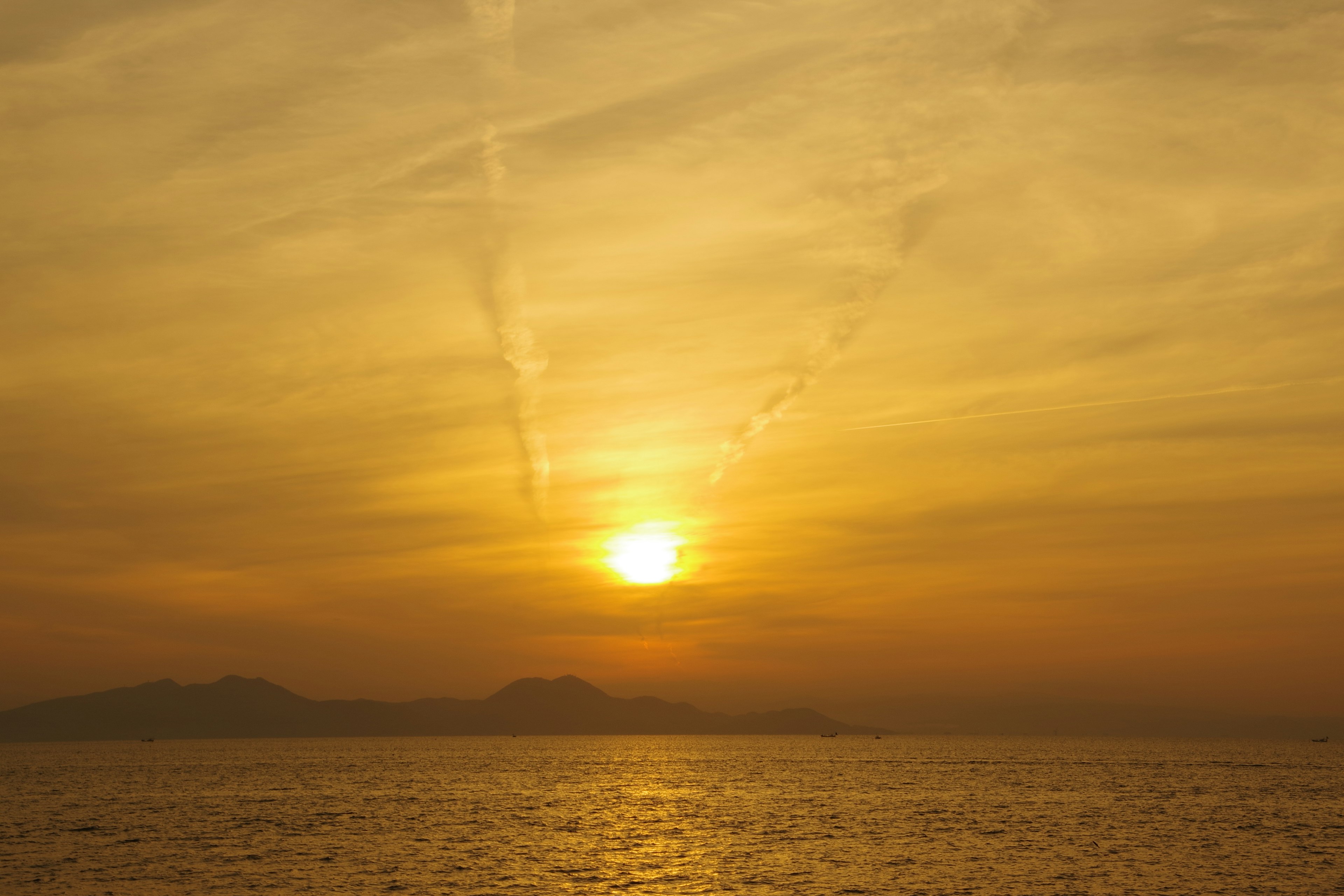 夕日が海に沈む美しい風景