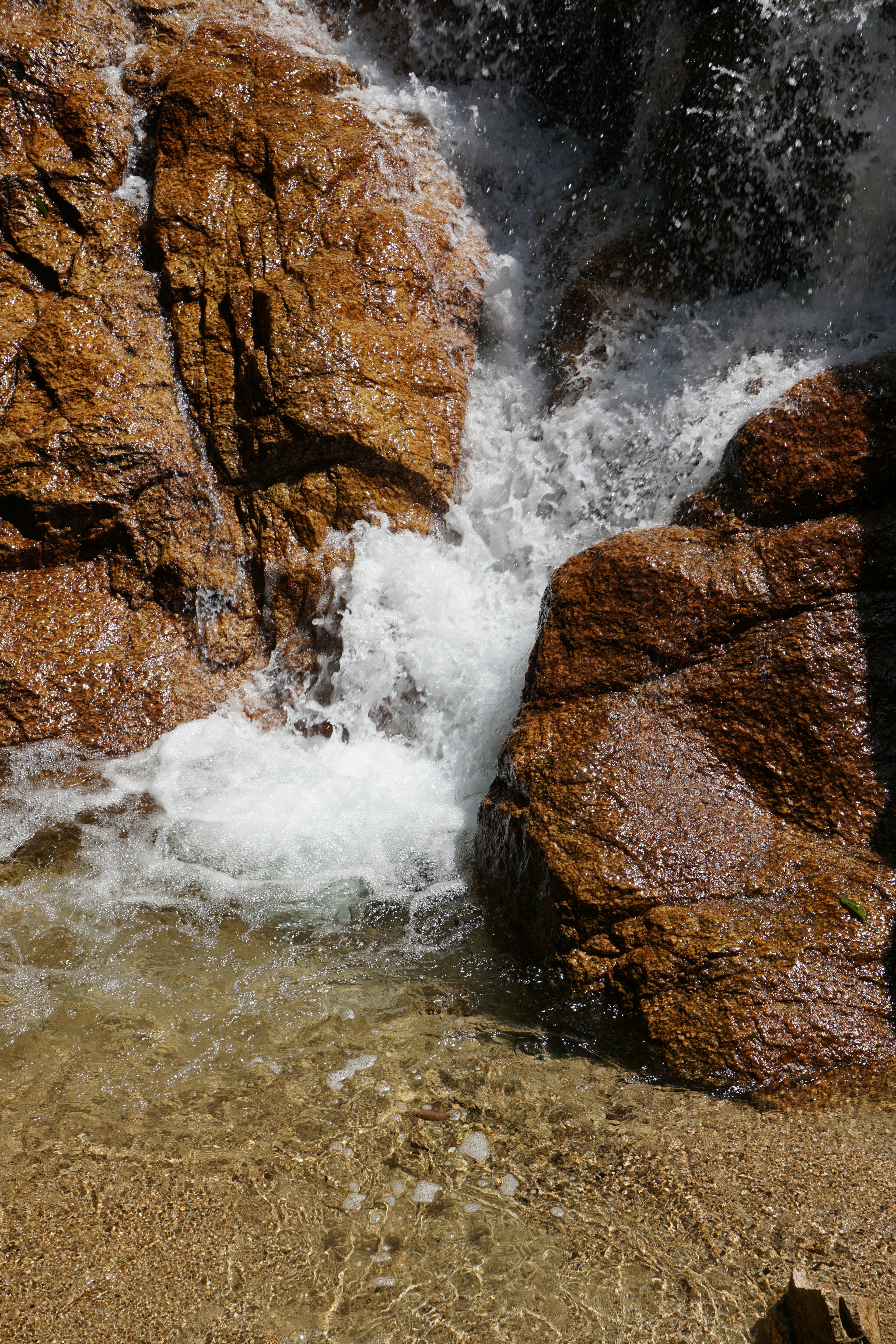 Scène naturelle de roches et d'eau en mouvement