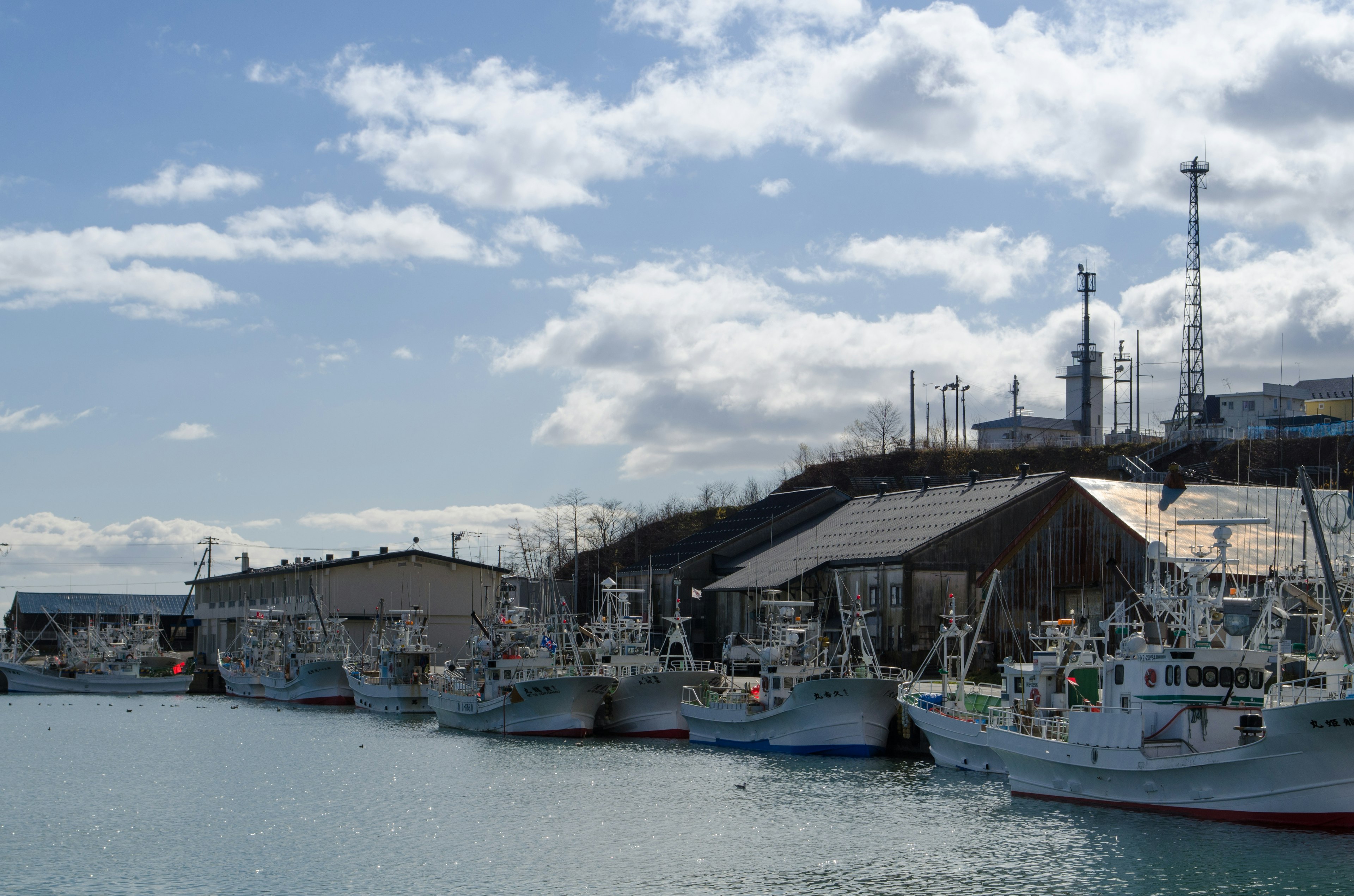 Fischerboote im Hafen unter einem blauen Himmel