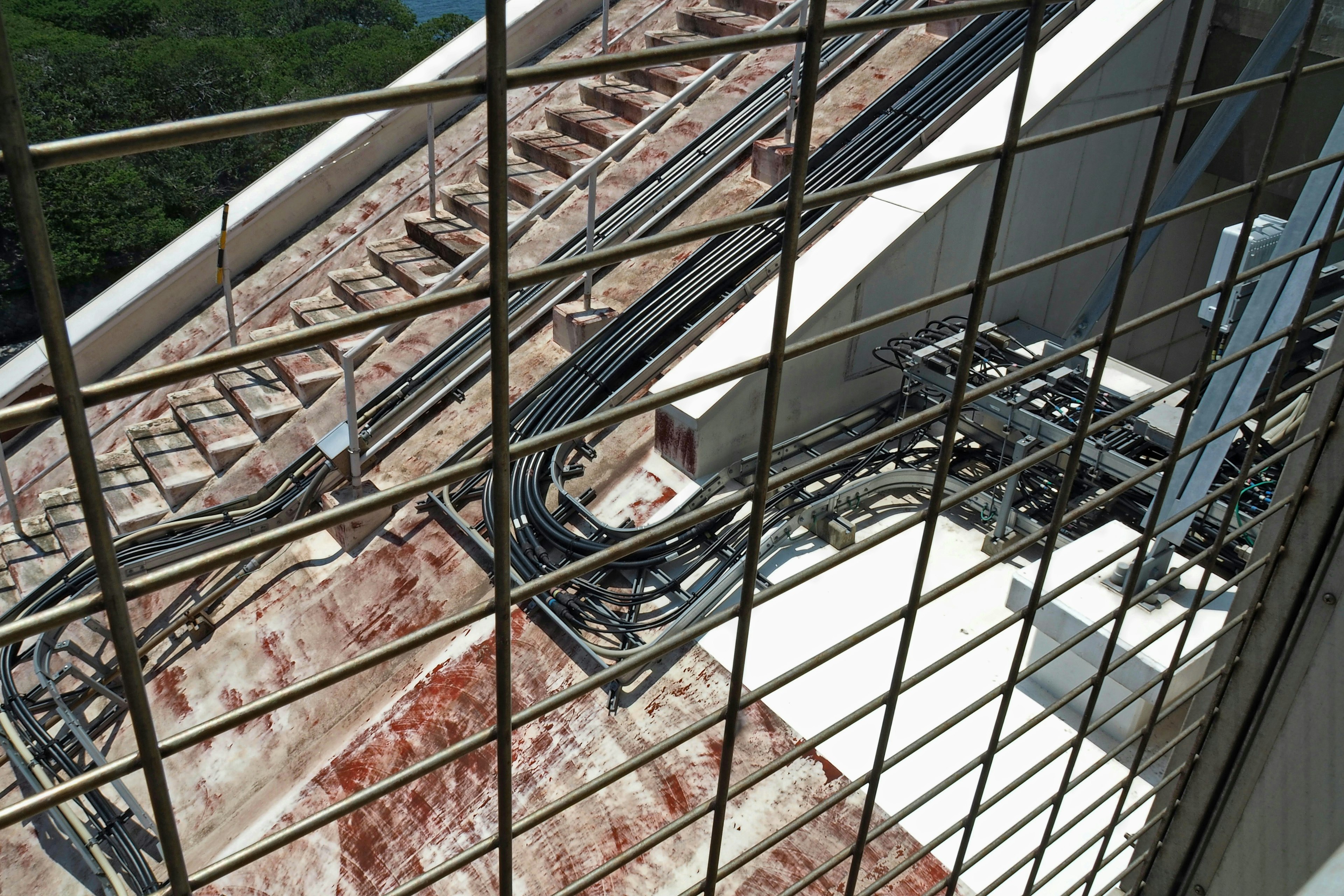 Imagen que muestra la estructura del techo y el cableado con una rejilla metálica en primer plano