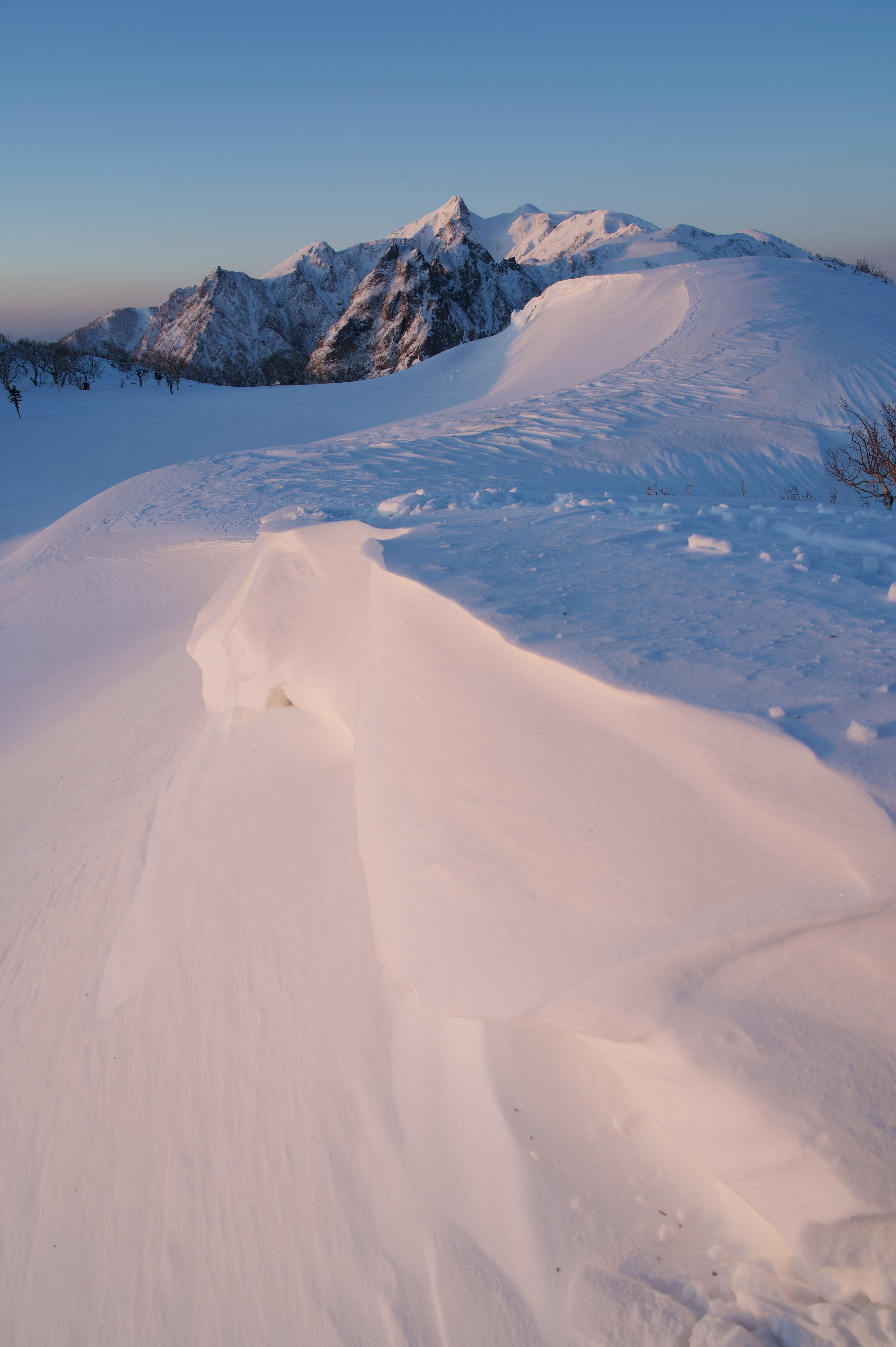 Schneebedeckte Berglandschaft mit klarem blauen Himmel