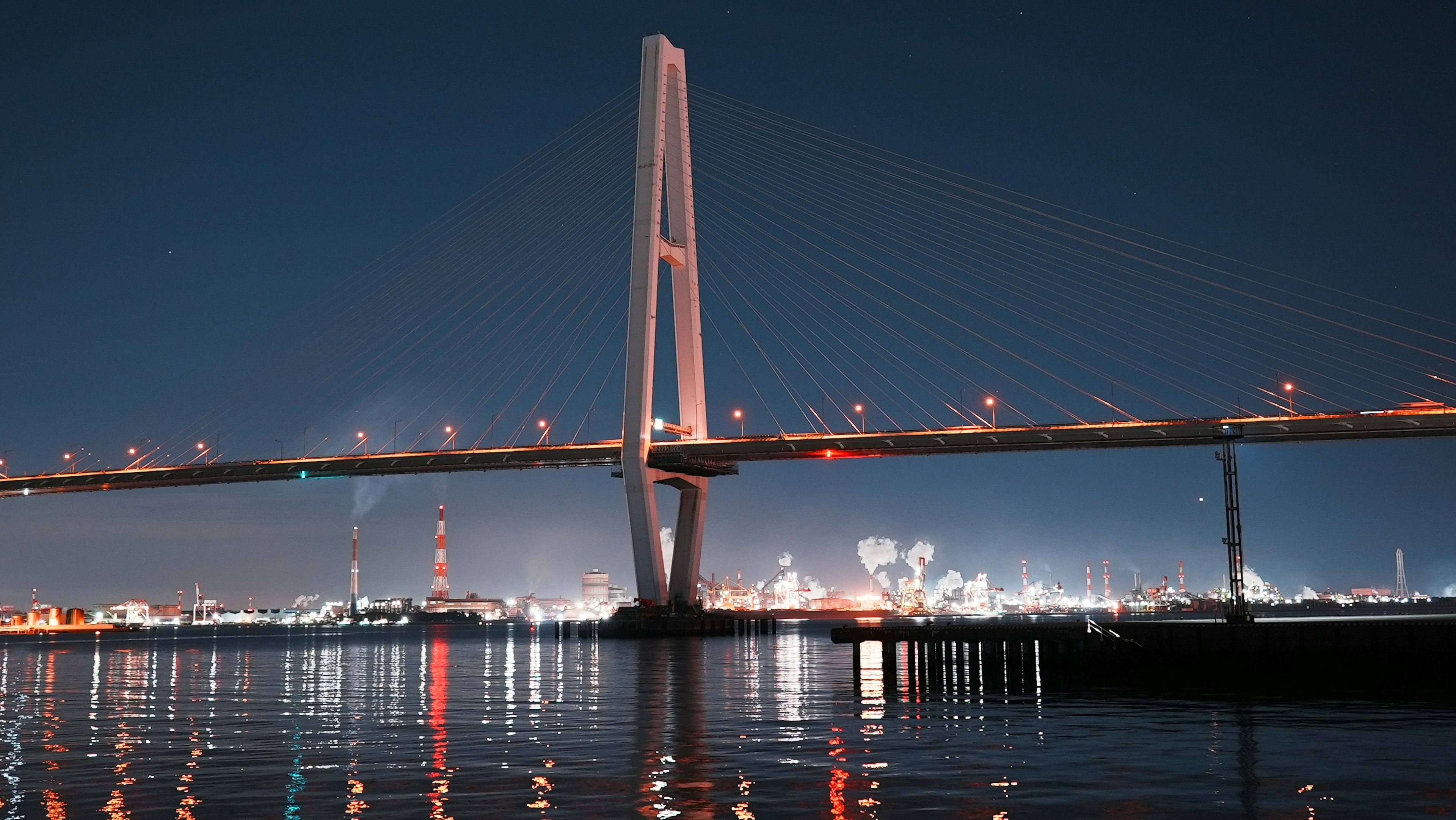 夜景の中にある美しい橋 水面に映る光の反射