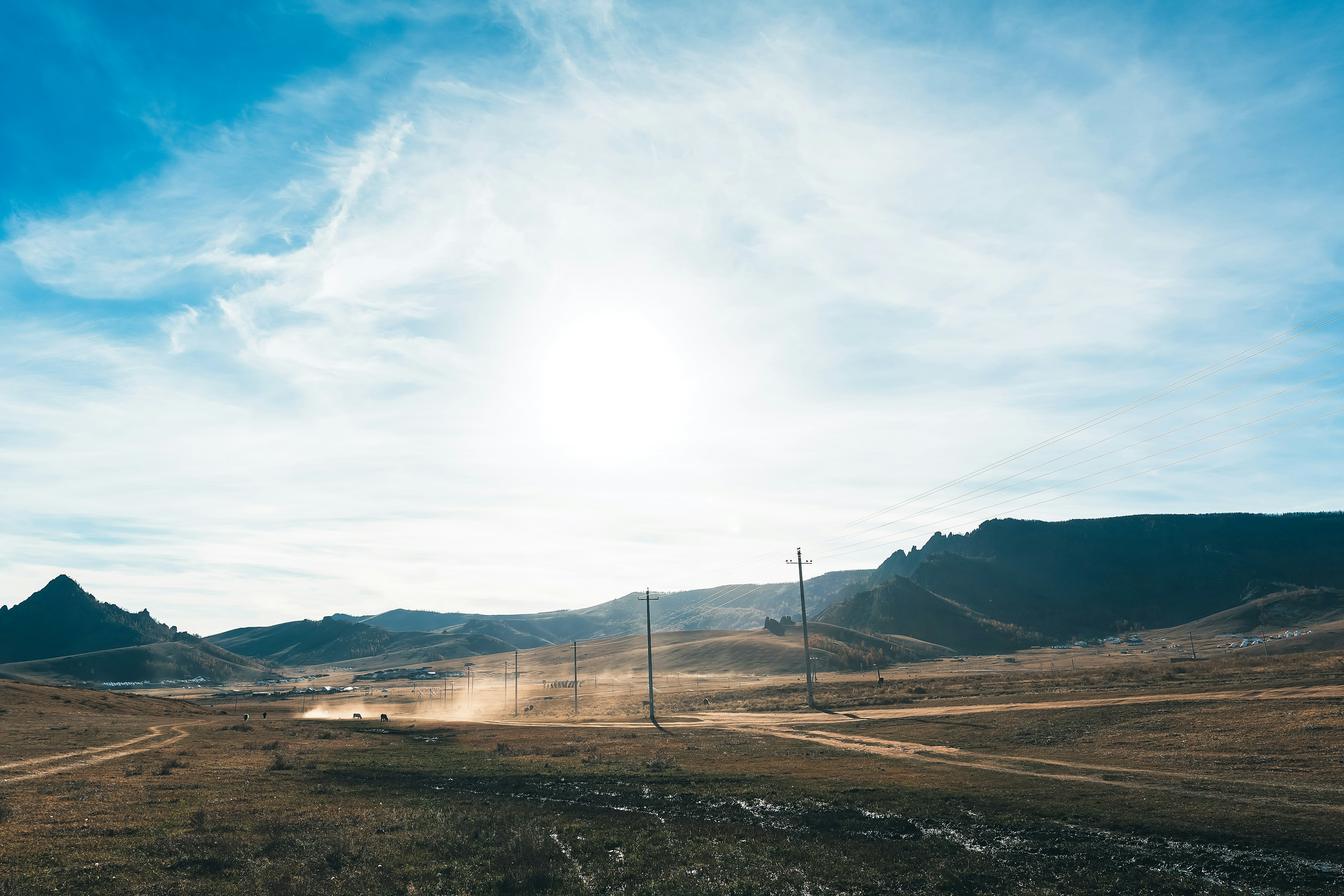 Weite Landschaft mit Bergen hellem Himmel und Sonnenlicht