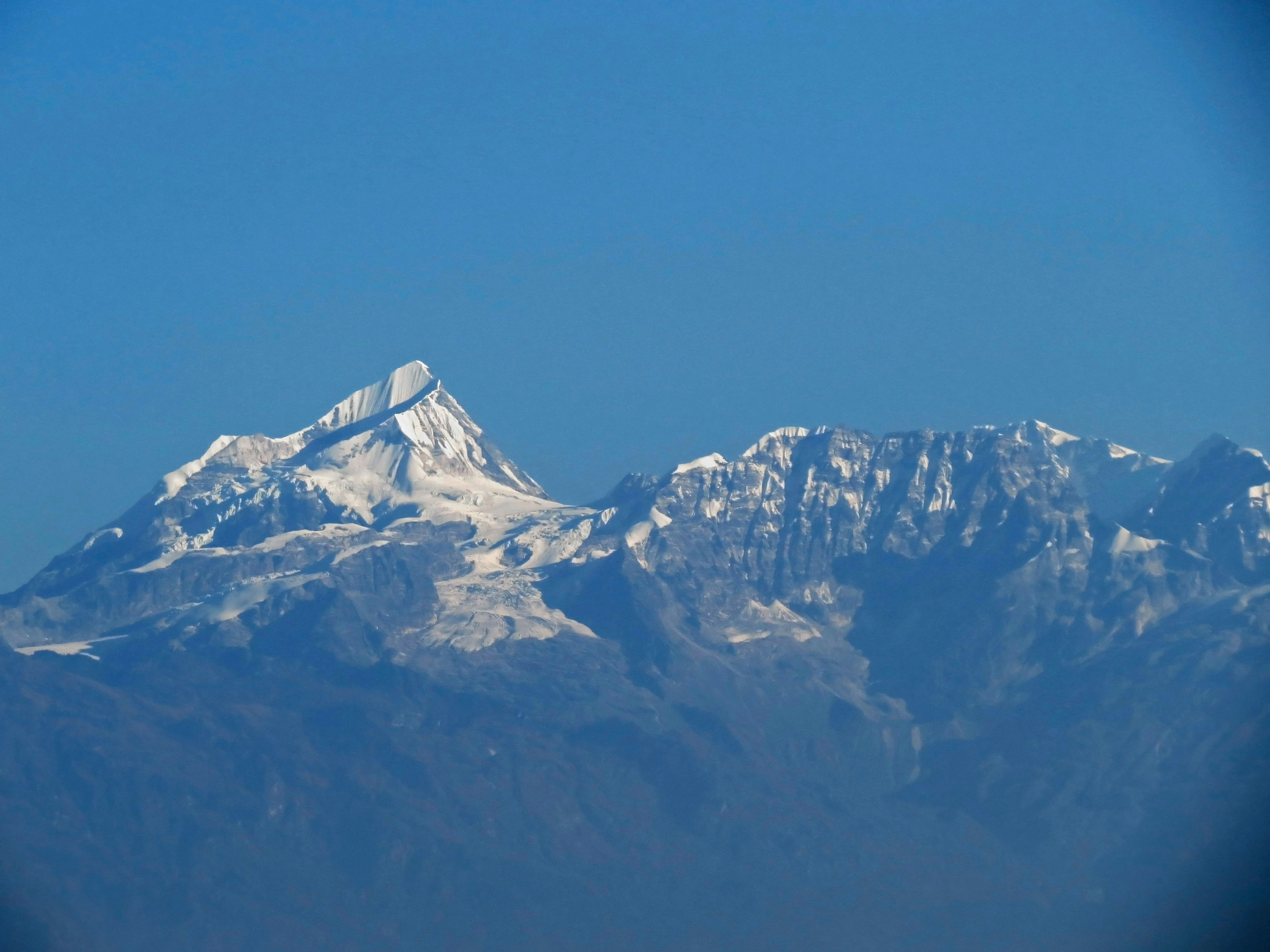 Paysage magnifique de montagnes enneigées sous un ciel bleu clair