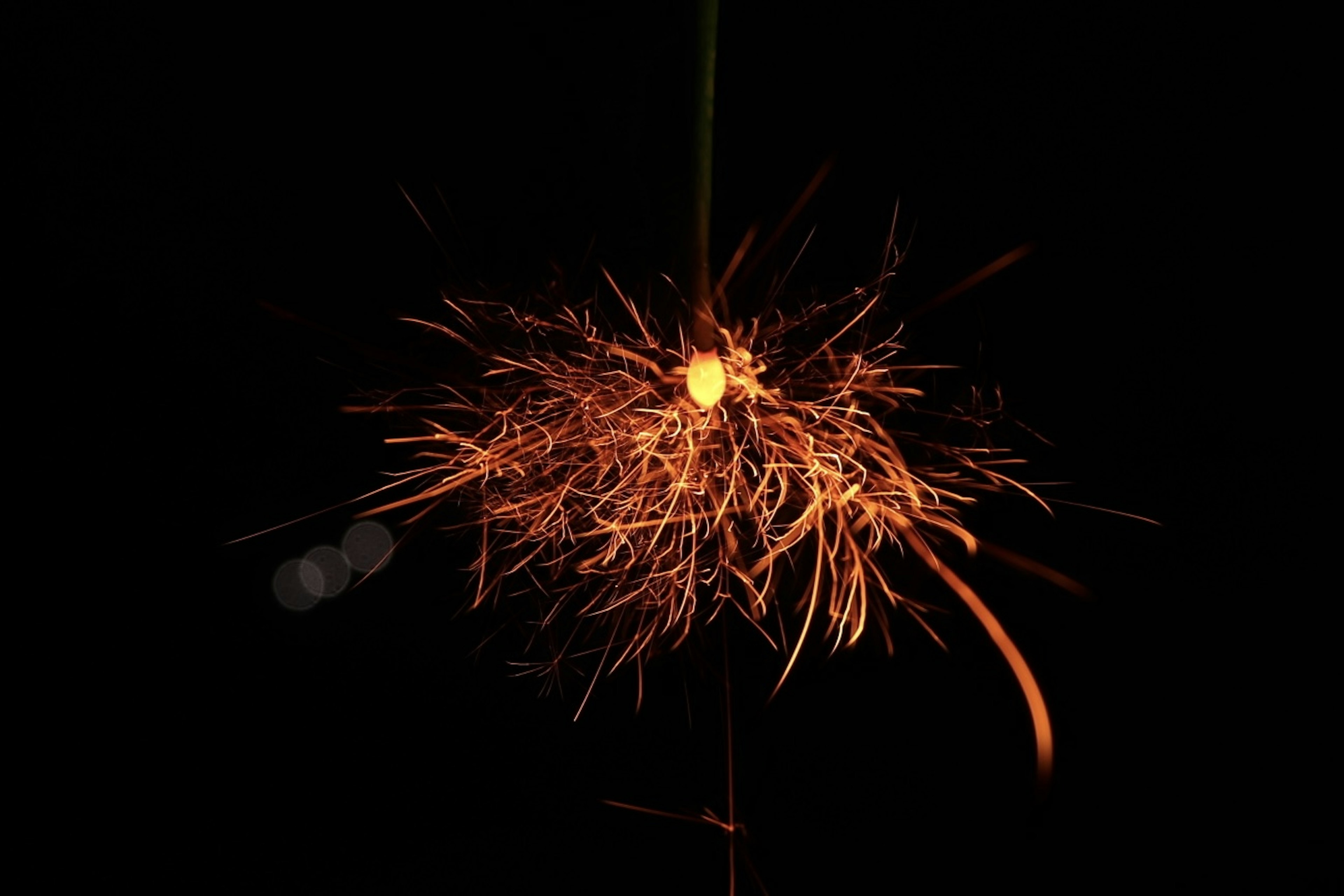 Conjunto de chispas con un centro brillante sobre fondo negro