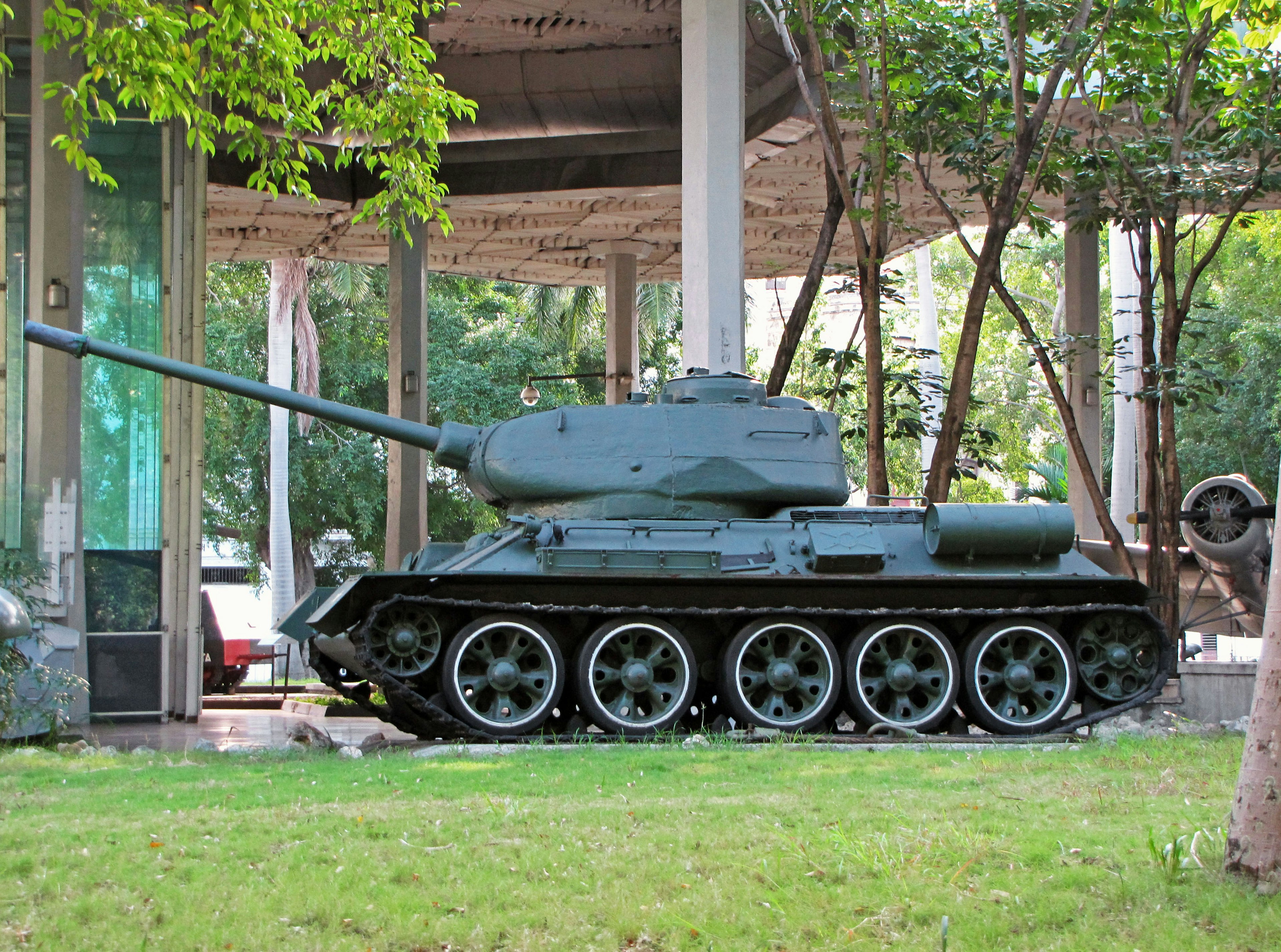 Un tanque verde exhibido en un parque