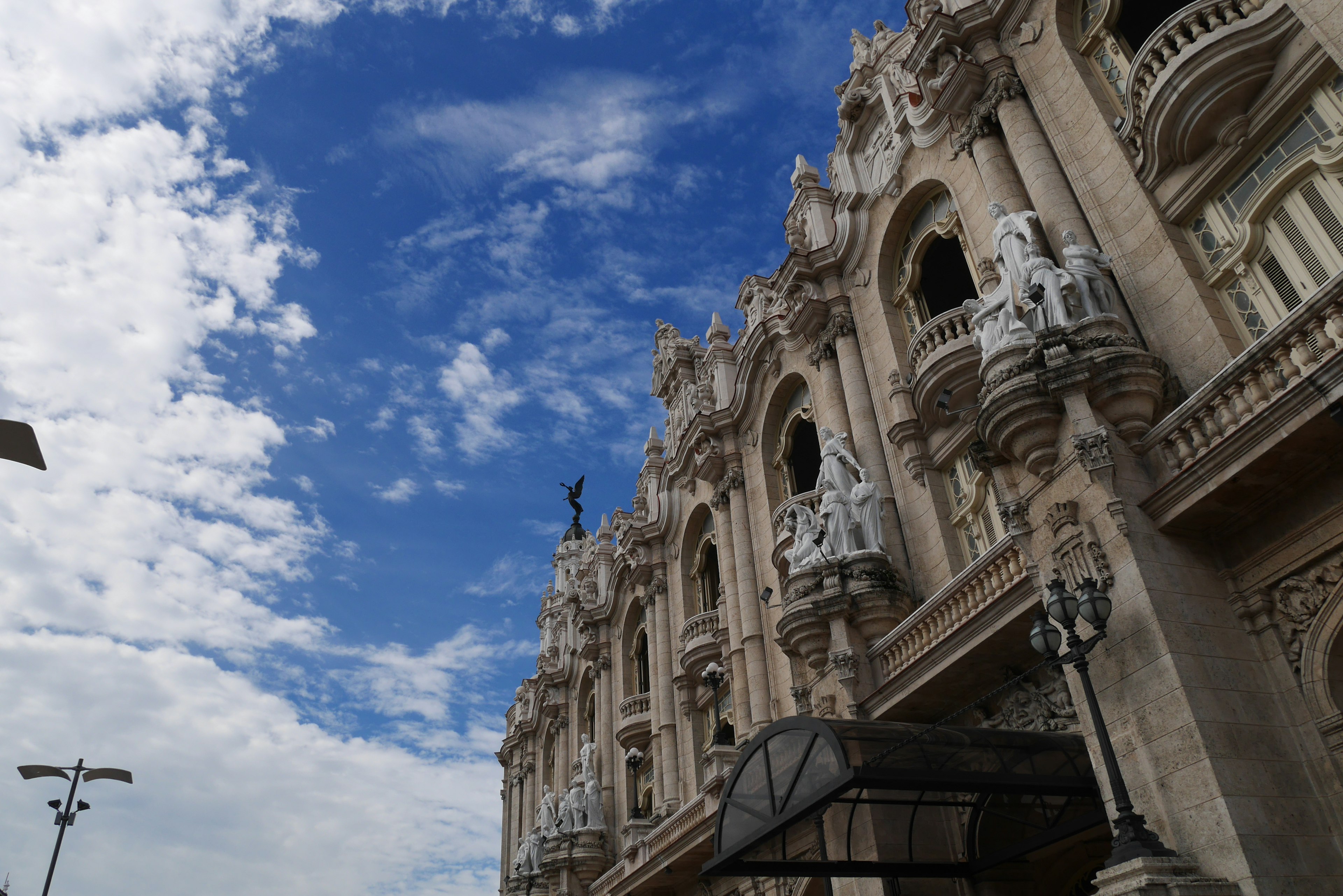 Schöne architektonische Fassade mit blauem Himmel im Hintergrund