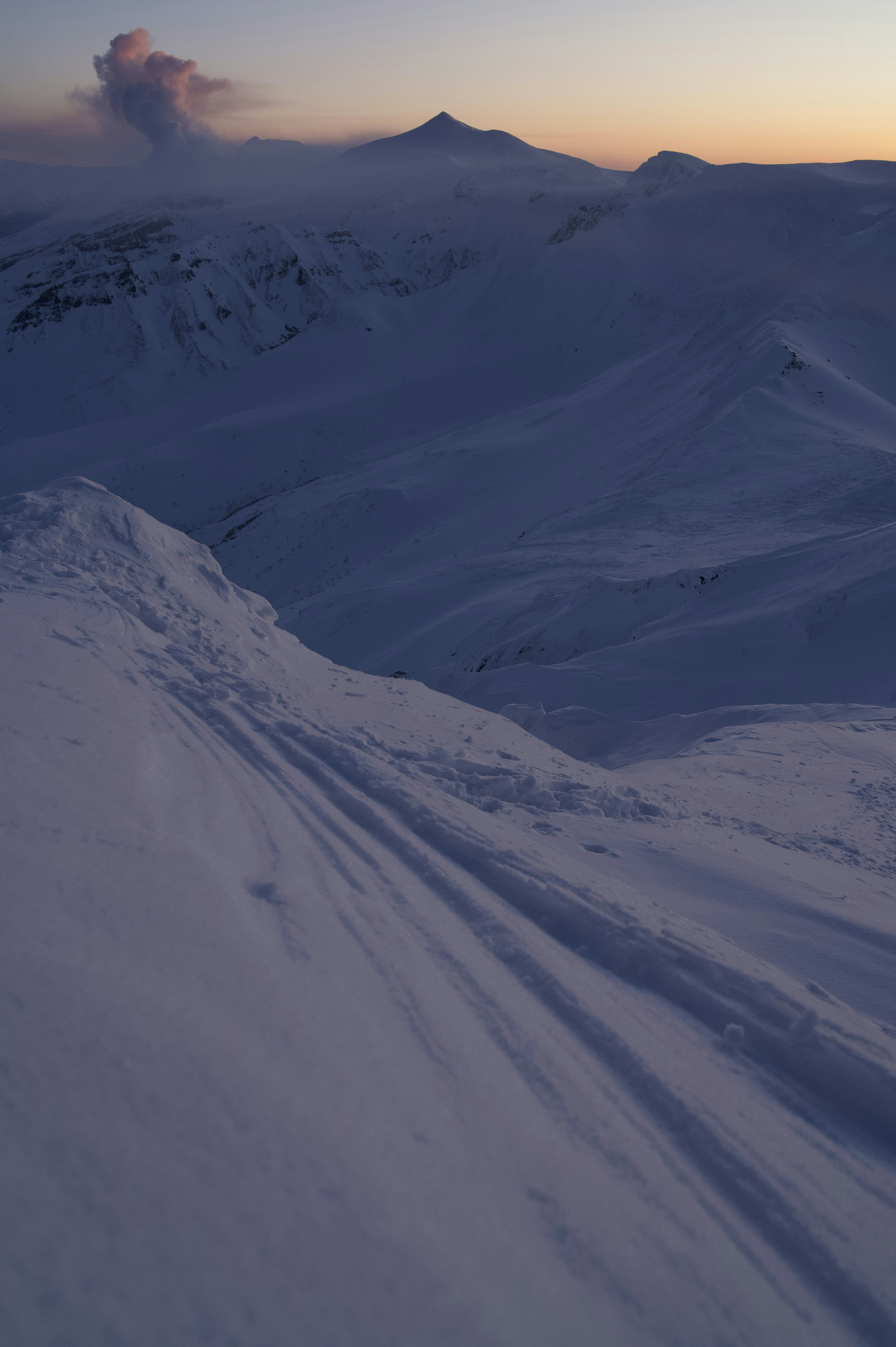 Schneebedeckte Bergkette mit Sonnenuntergangshimmel