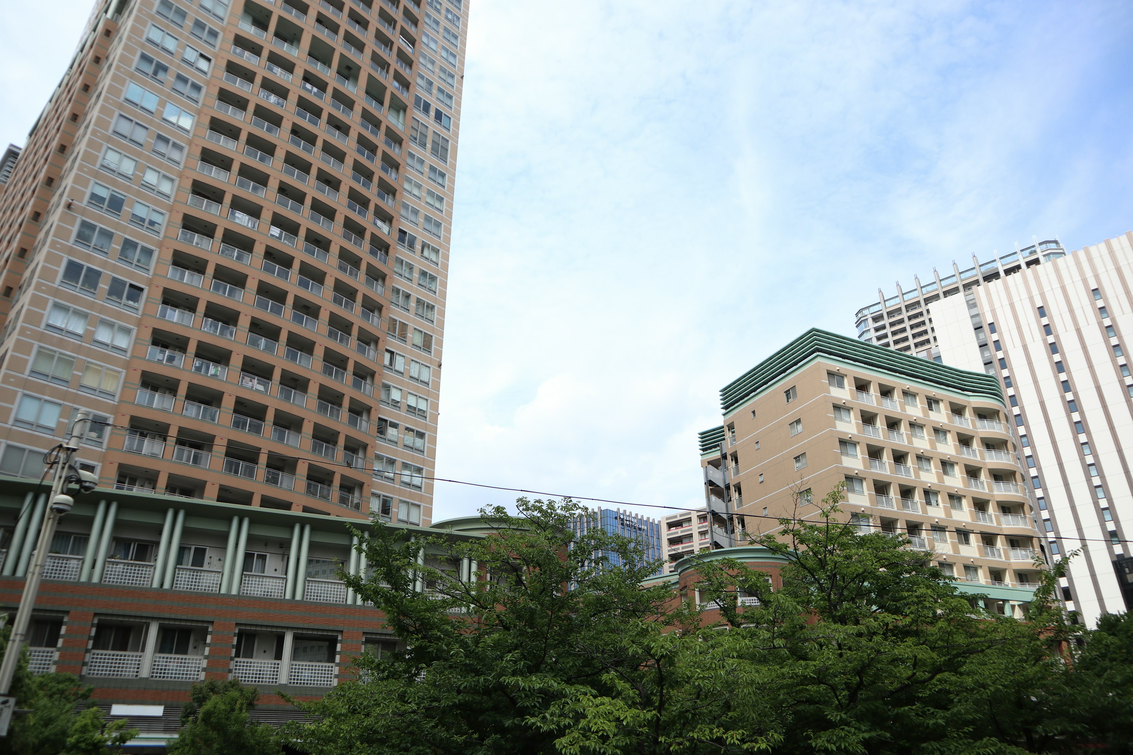 고층 건물과 주거 아파트가 있는 도시 풍경