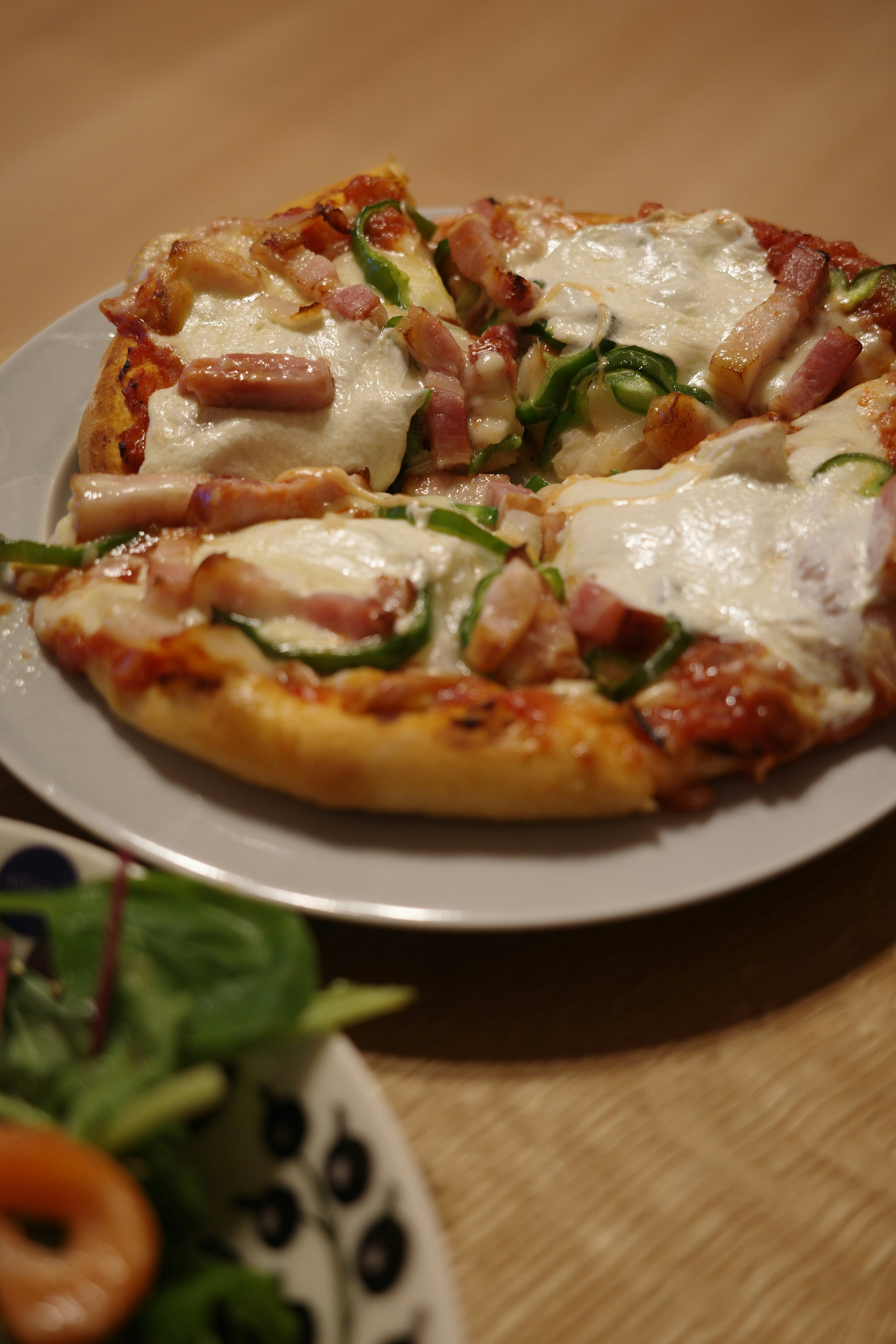 Iris pizza dengan saus tomat keju dan sayuran di atas piring