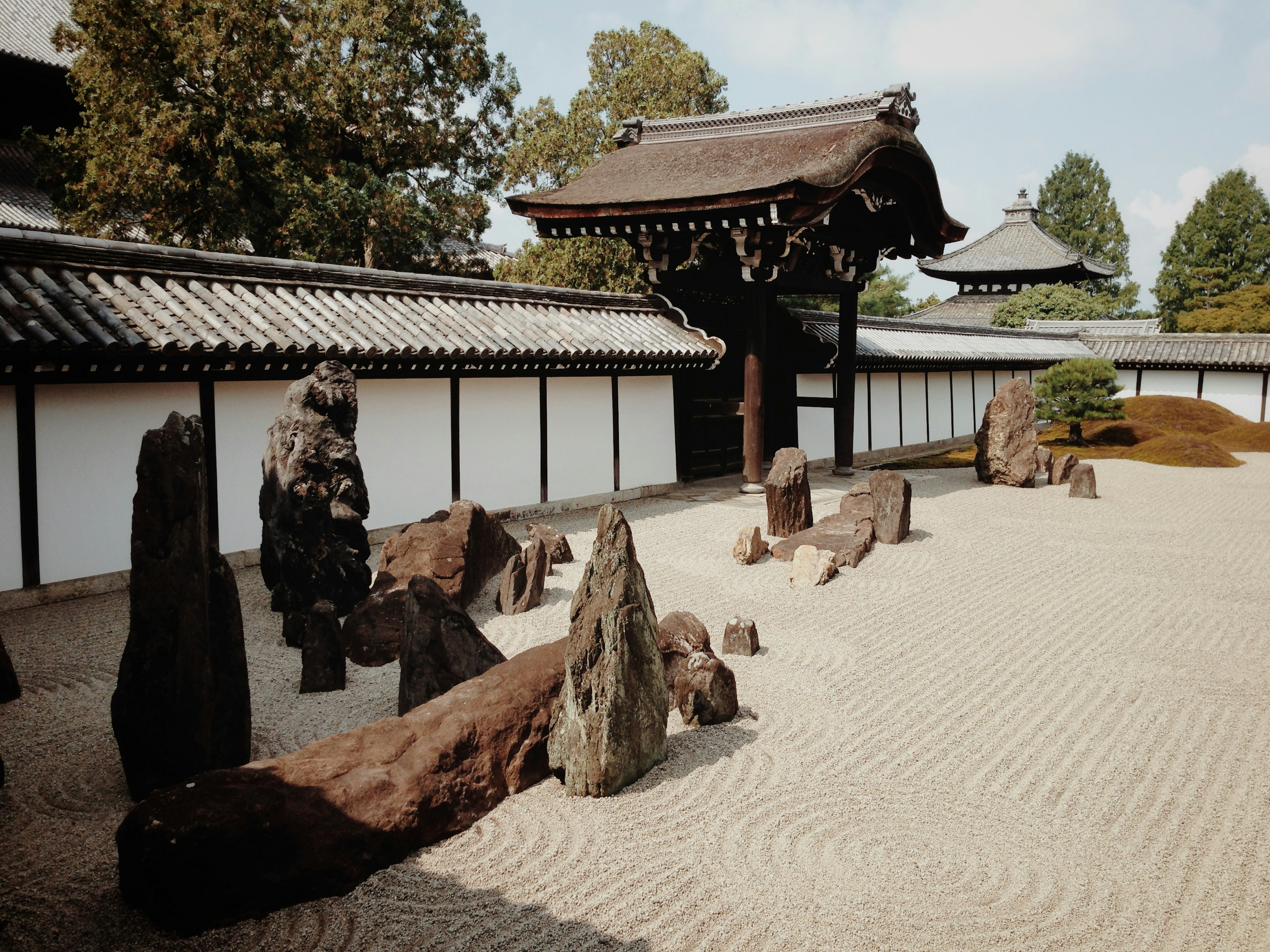 Taman zen dengan batu dan pasir di halaman kuil tradisional