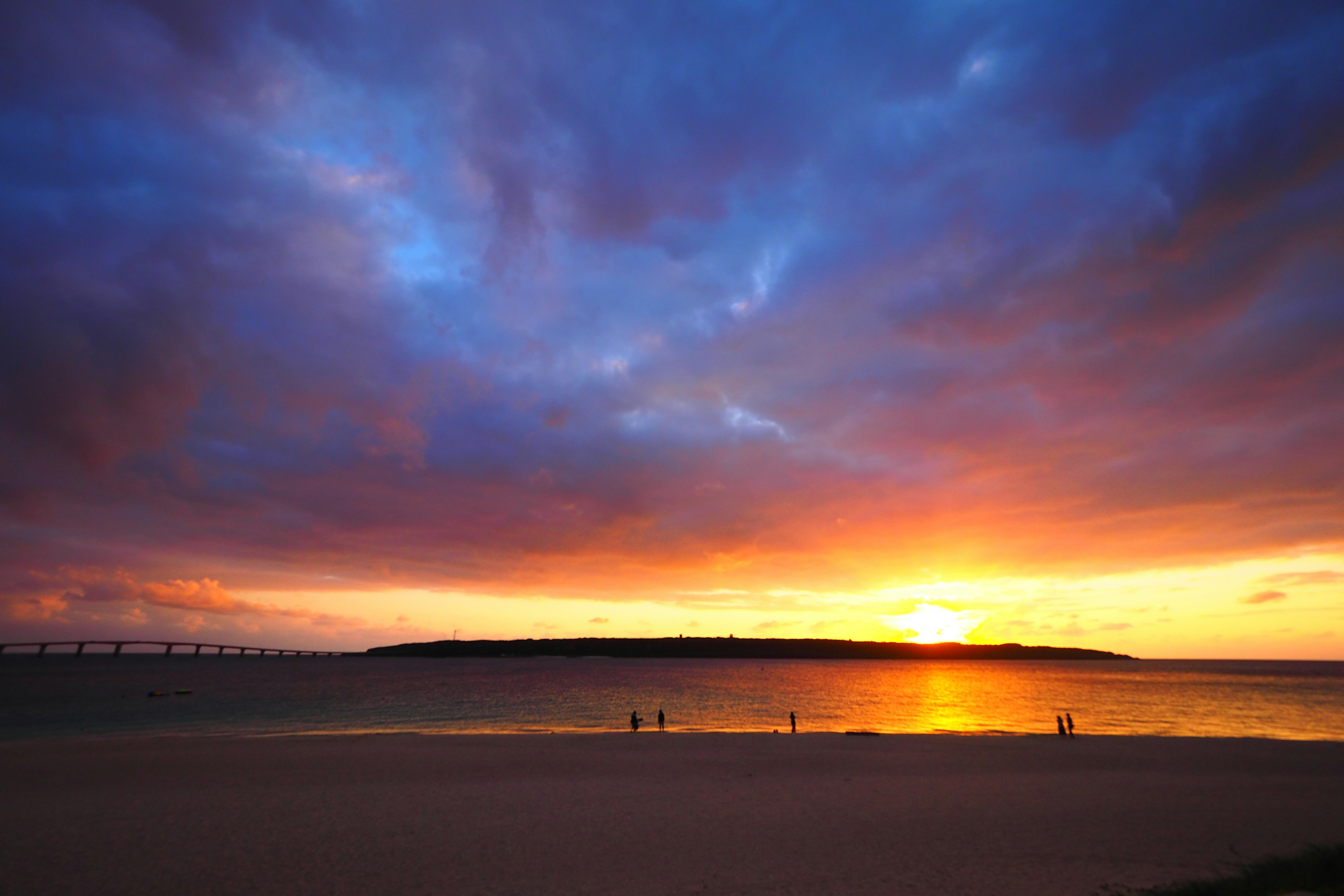 Un magnifico tramonto sul mare con nuvole blu e viola