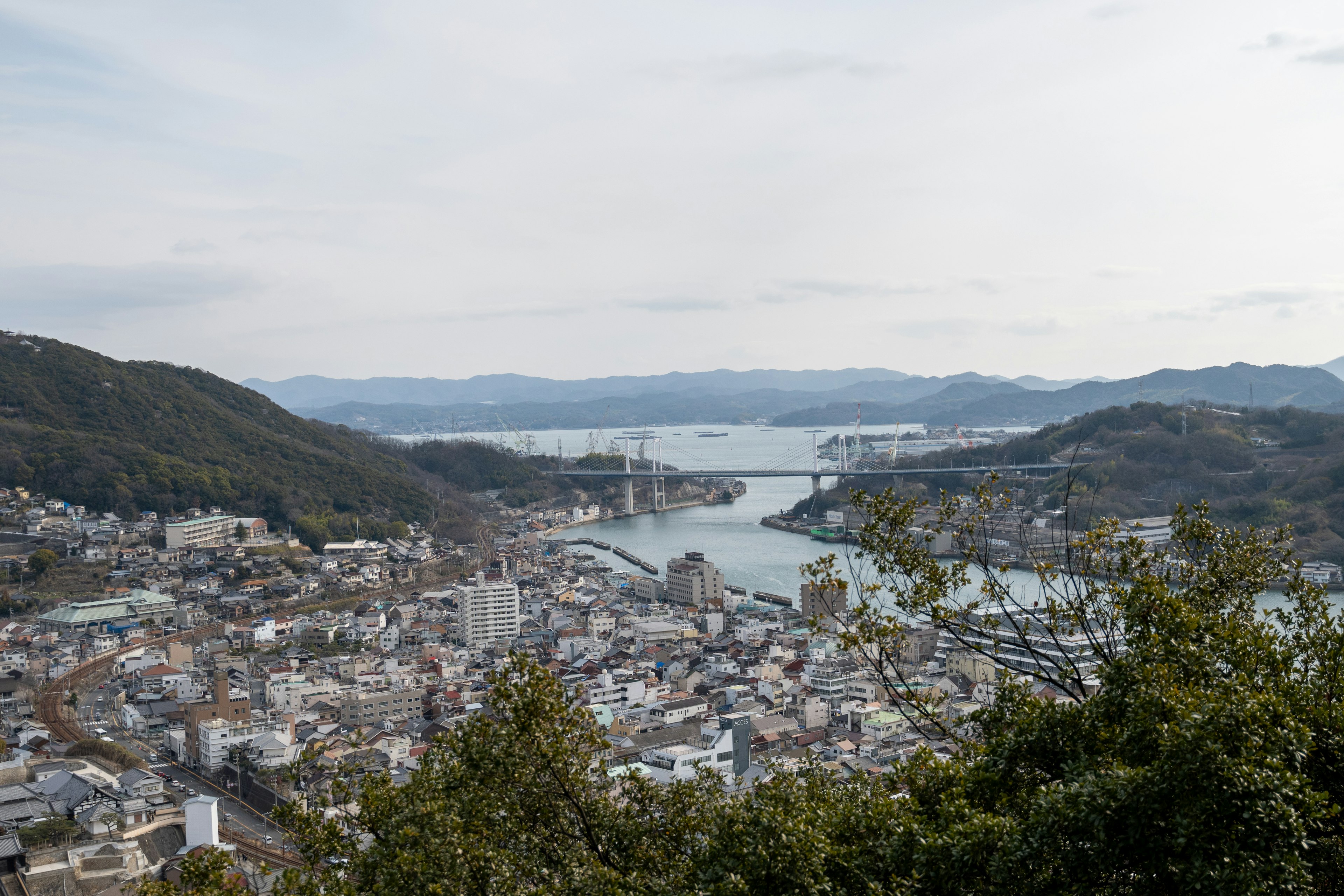 Vista panorámica de una ciudad desde la cima de una montaña