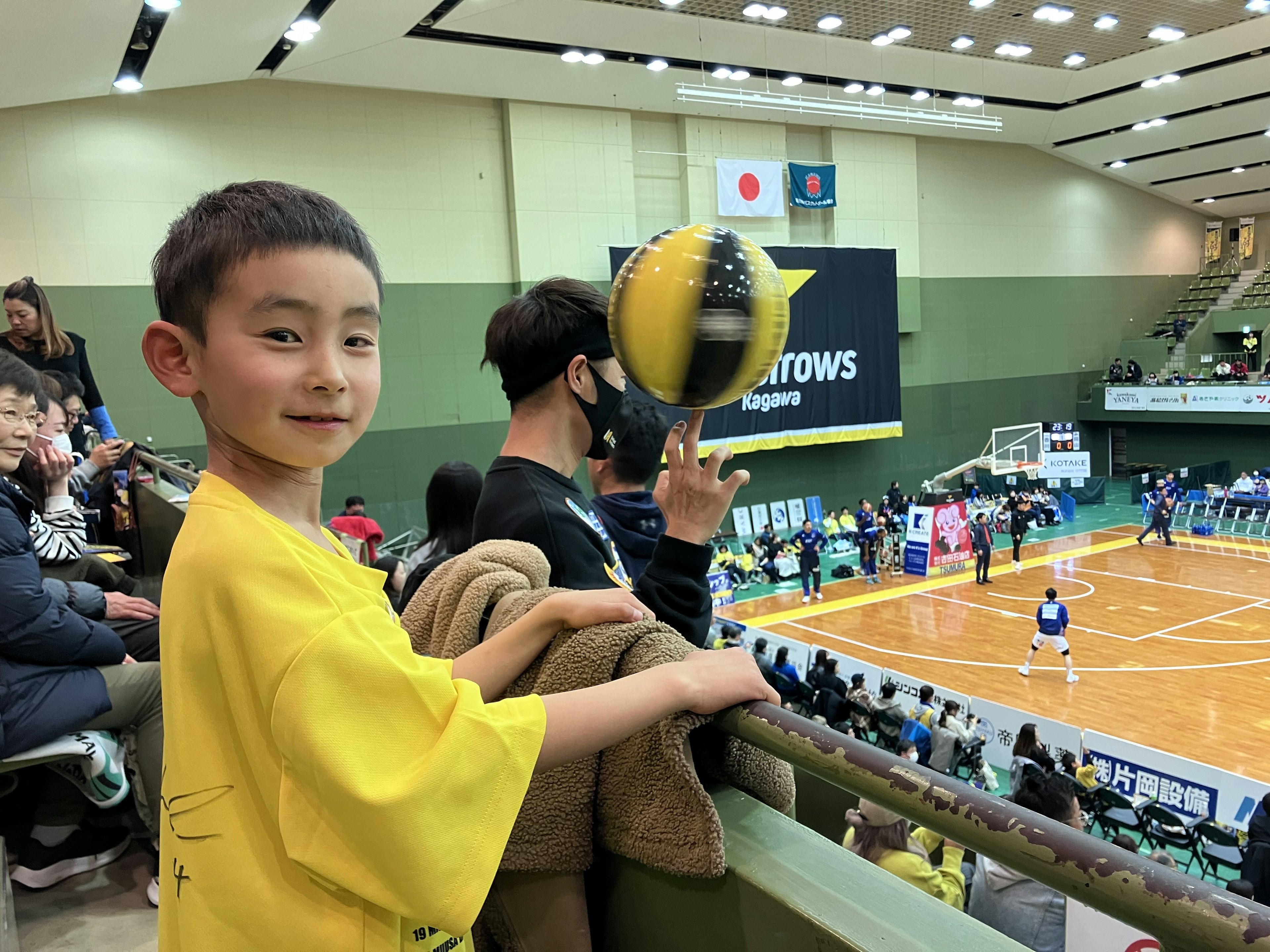 バスケットボールの試合を観戦する子供と観客