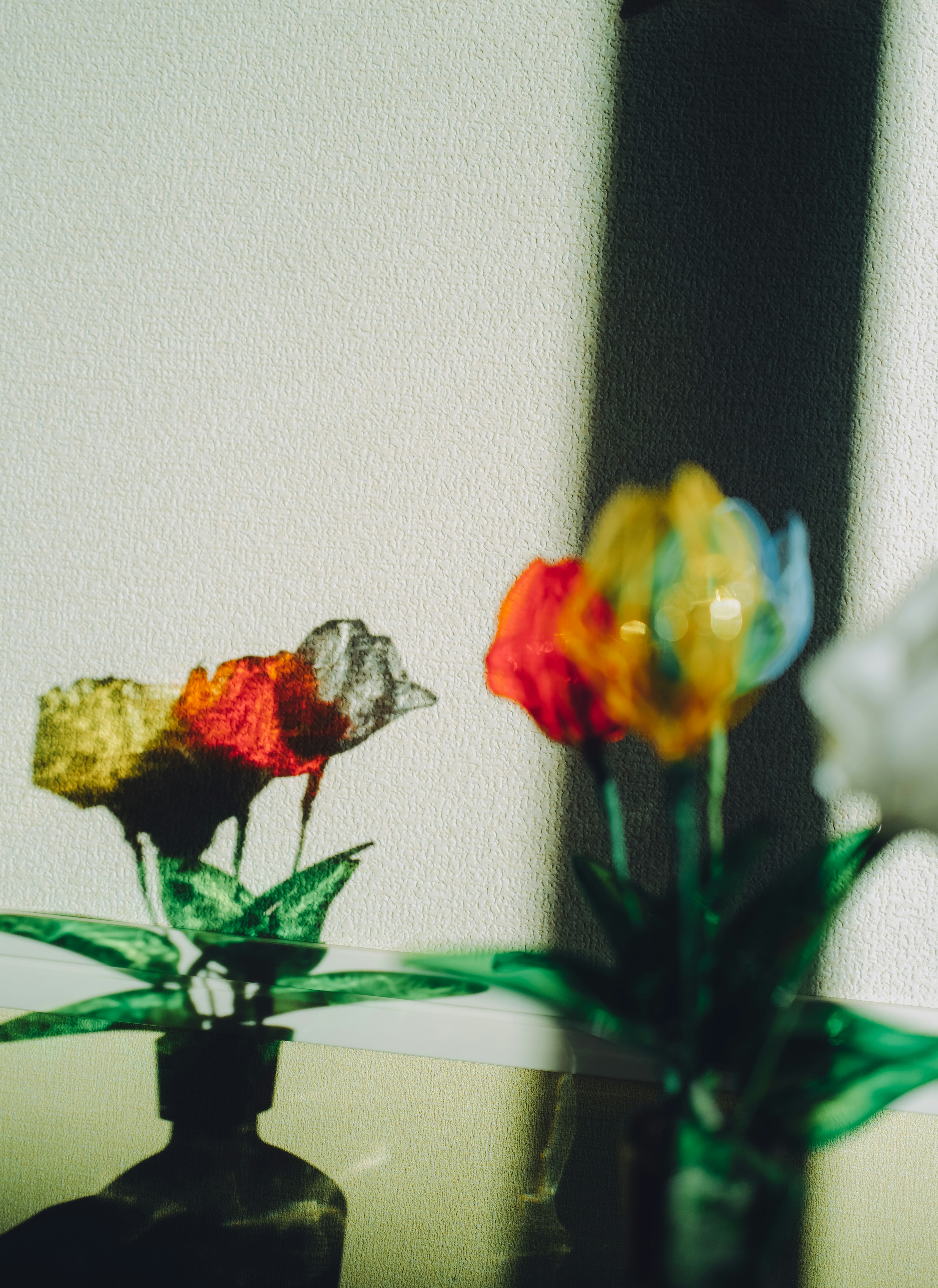 Ein Foto von bunten Blumen in einer Vase angeordnet