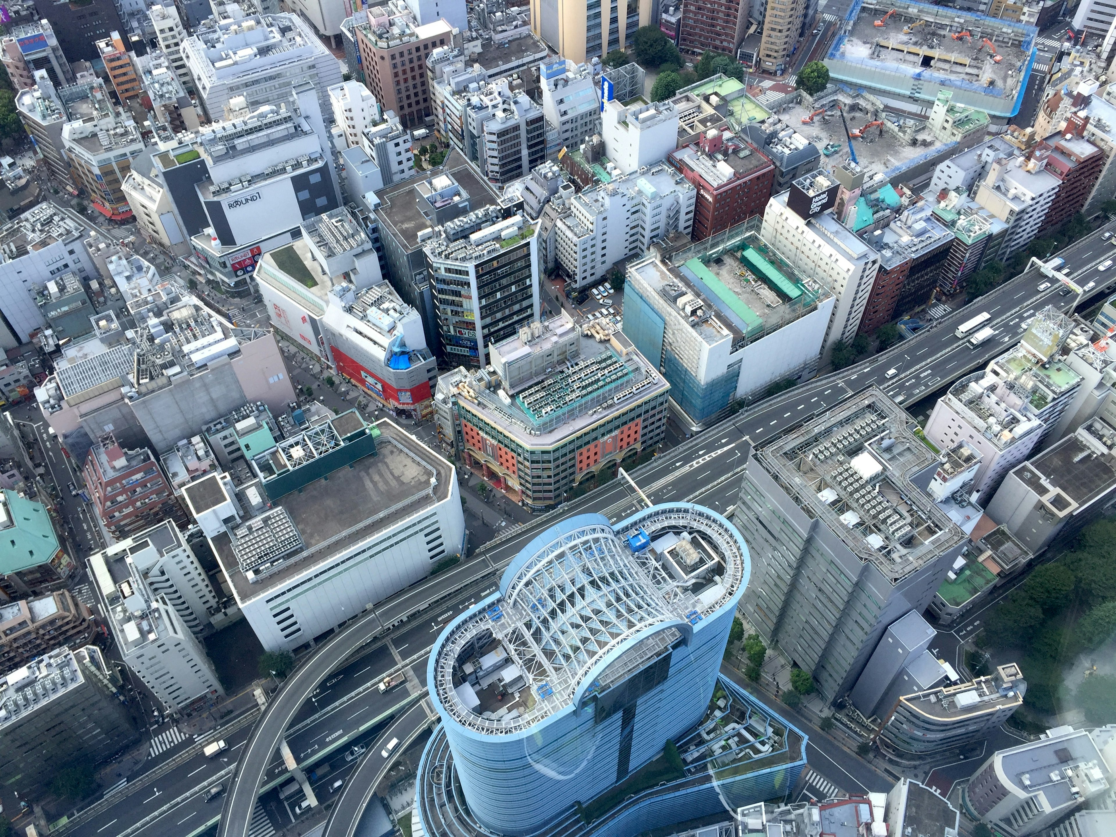 Vista aérea de edificios altos urbanos con carreteras visibles