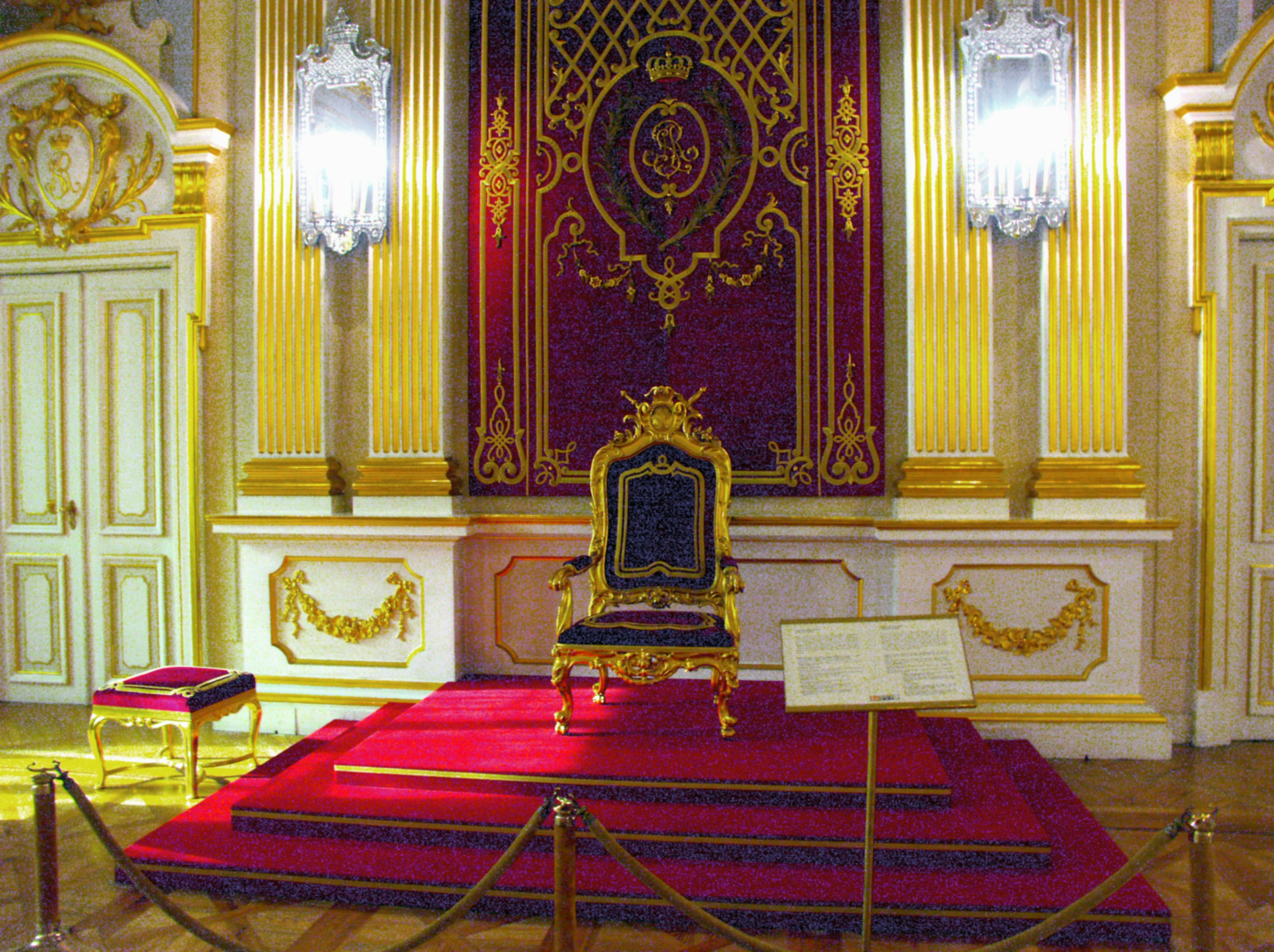 Salle opulente avec un trône royal et un tapis rouge