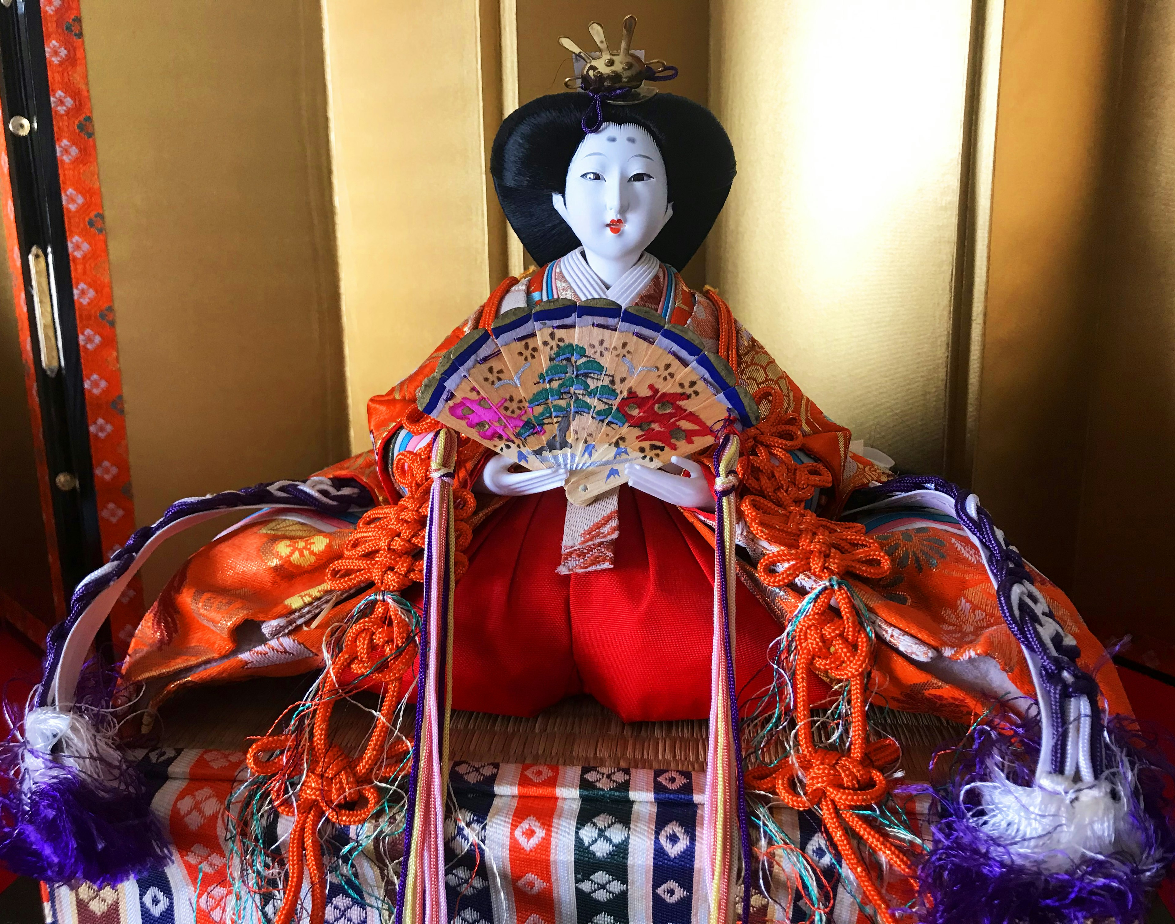 Hermosa muñeca hina japonesa vestida con un kimono elaborado