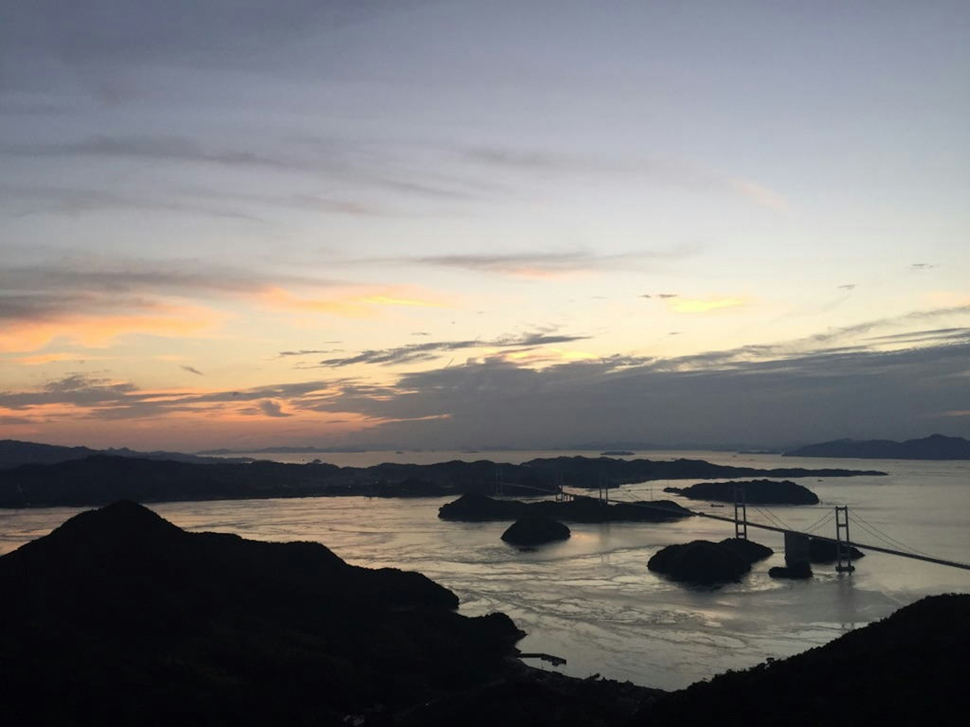 Schöner Sonnenuntergangshimmel über Inseln und Wasser