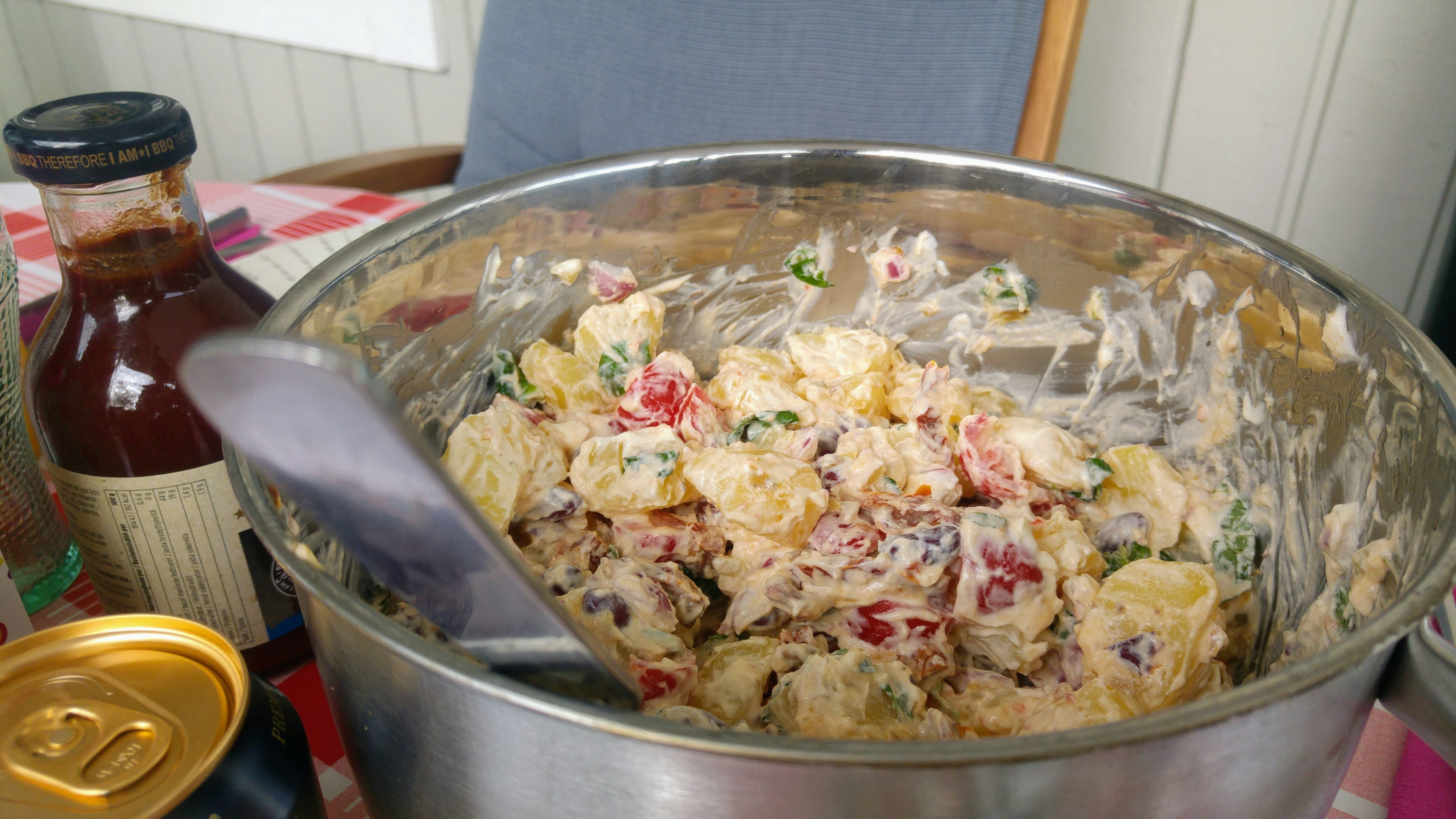 Gran bol de ensalada de papa con cuchara