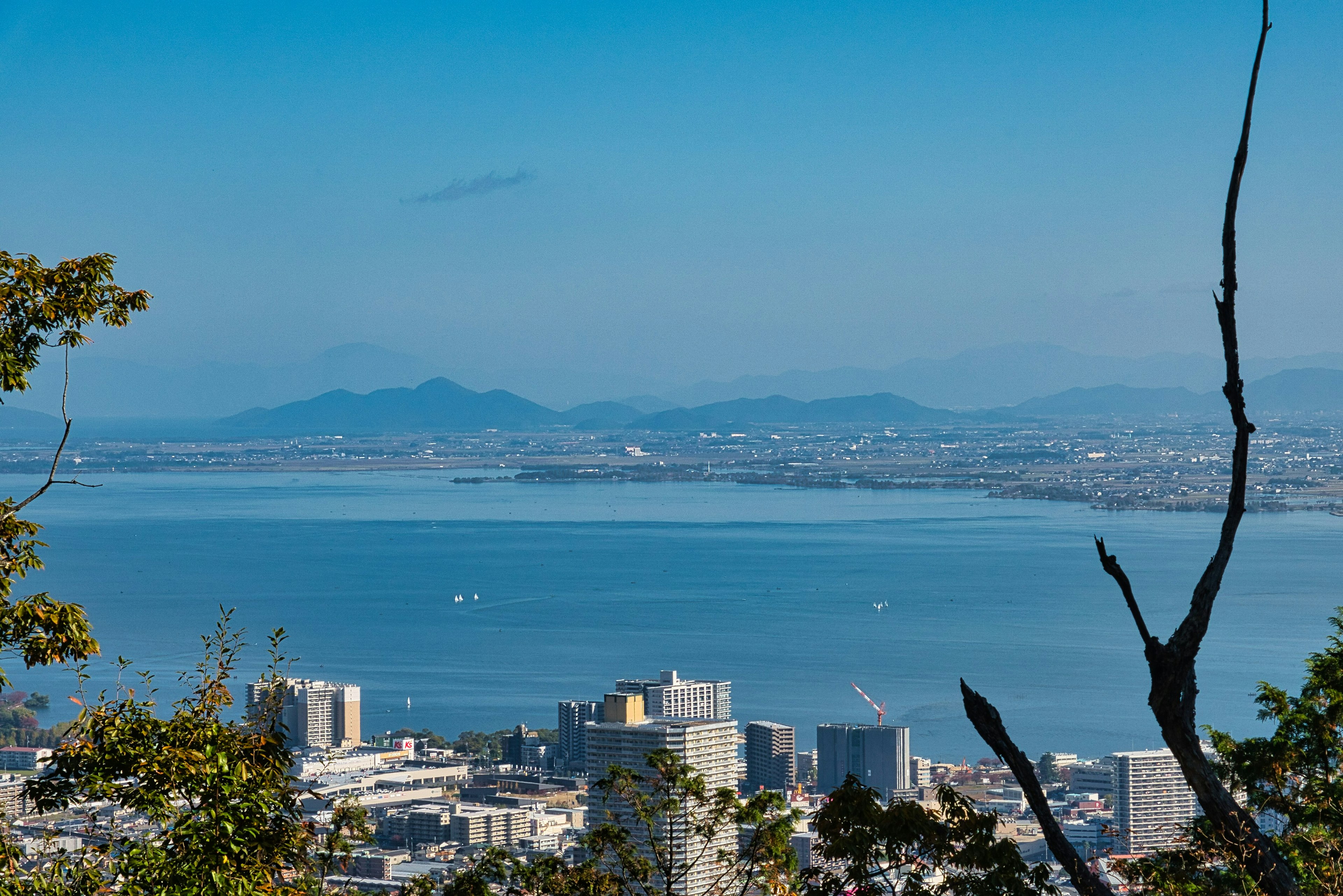 青い海と山々を背景にした都市の風景