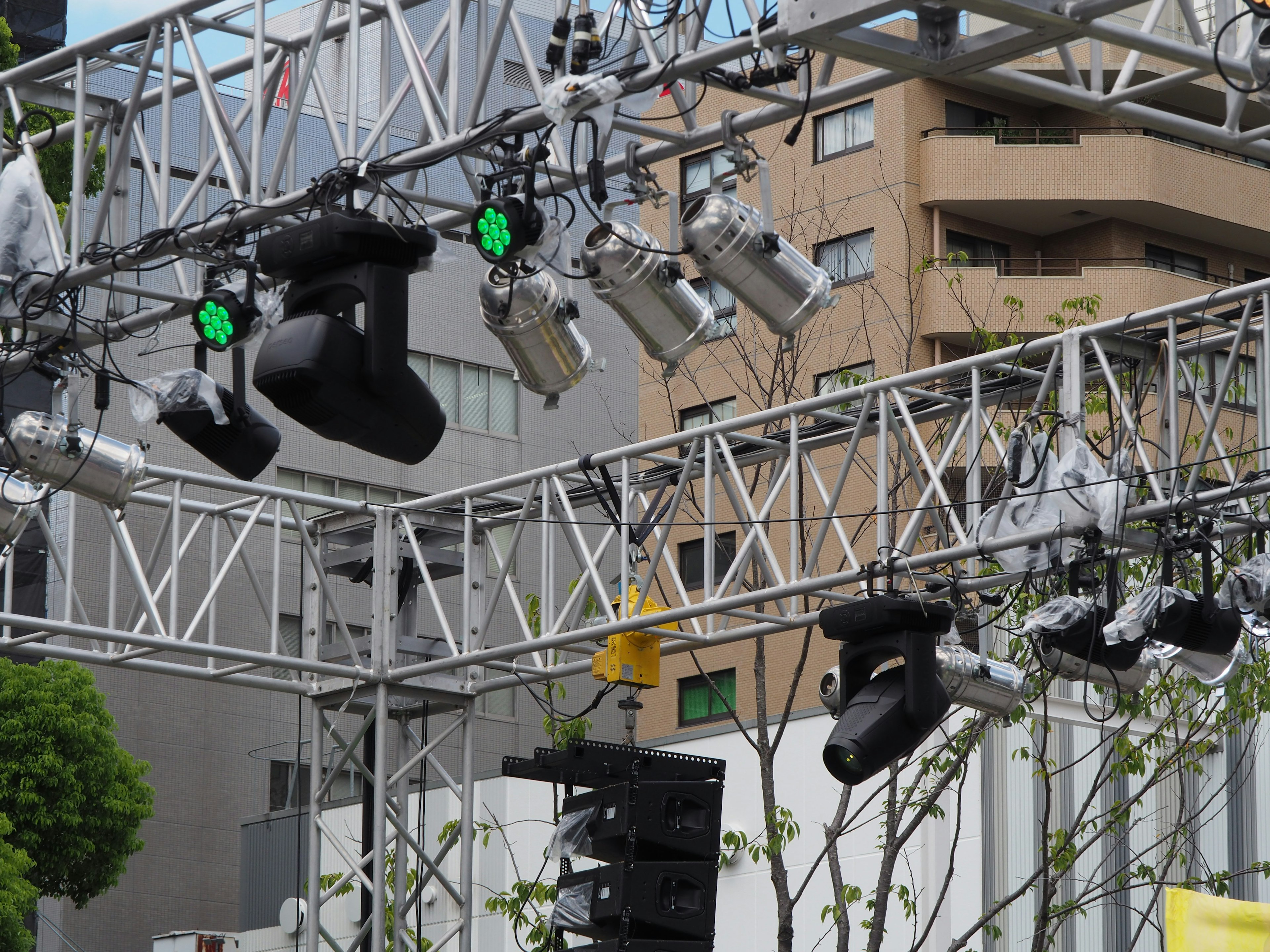 Escena de evento al aire libre con equipo de iluminación de escenario