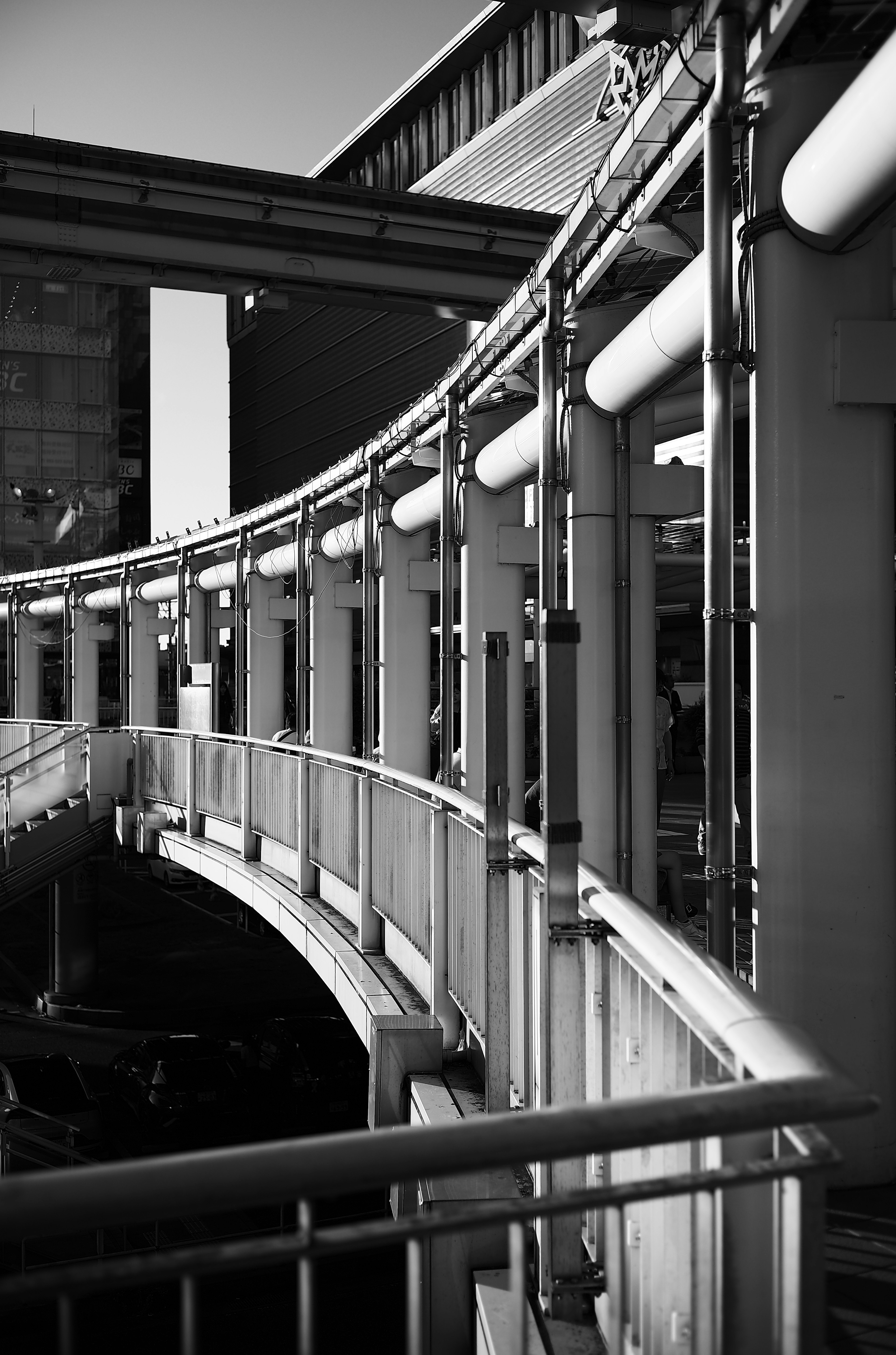 Balcon courbé avec des structures de tuyaux en noir et blanc