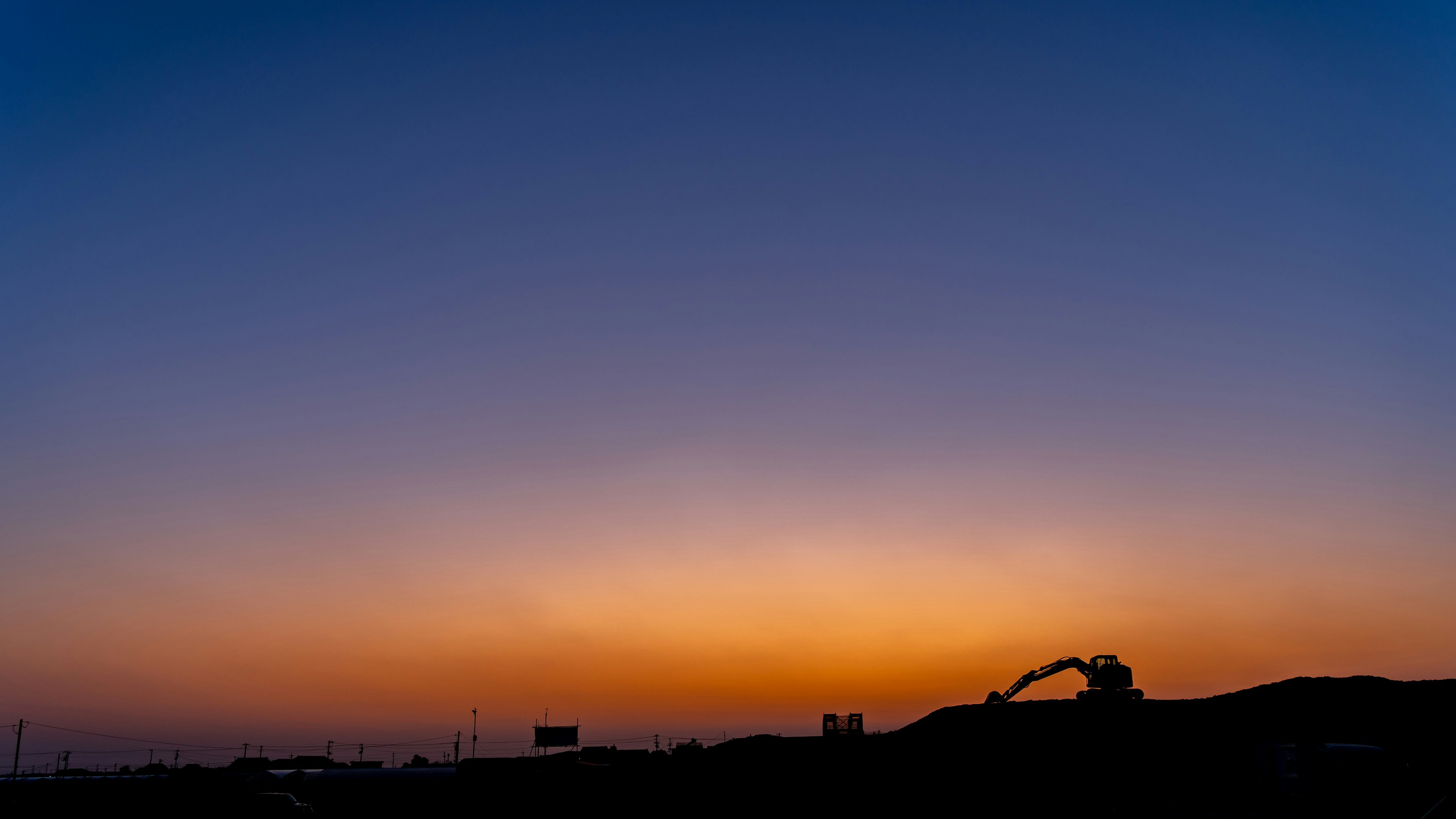 美しい夕焼けの空にシルエットが映える風景