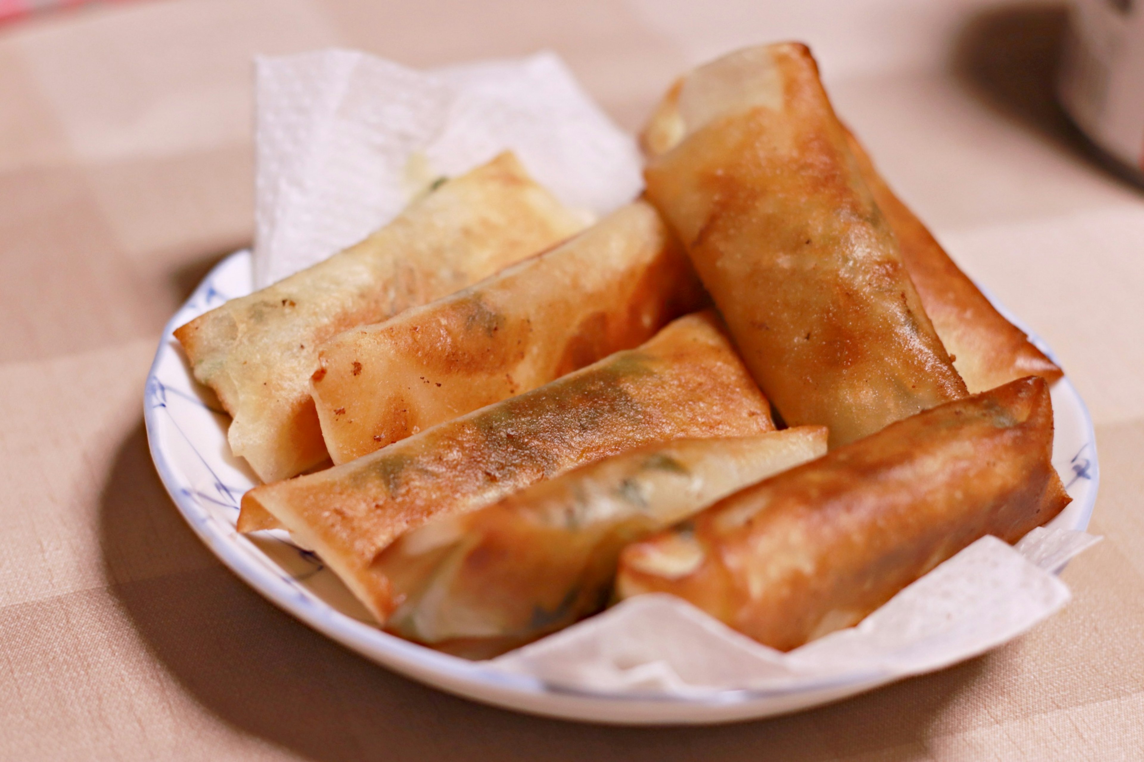 맛있게 배열된 바삭한 스프링롤이 담긴 접시