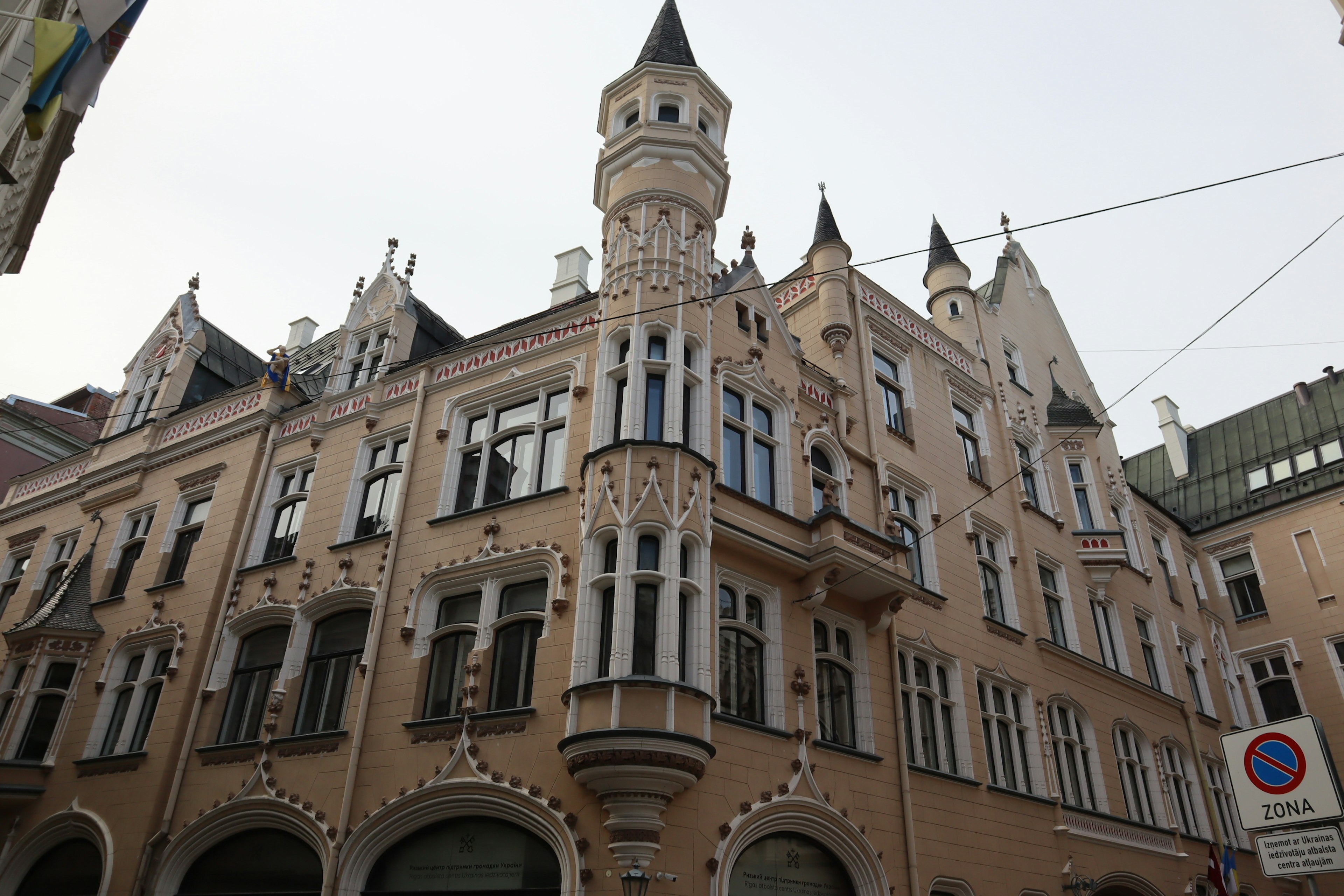 Schöne Art Nouveau-Fassade mit dekorativen Fenstern und Türmen