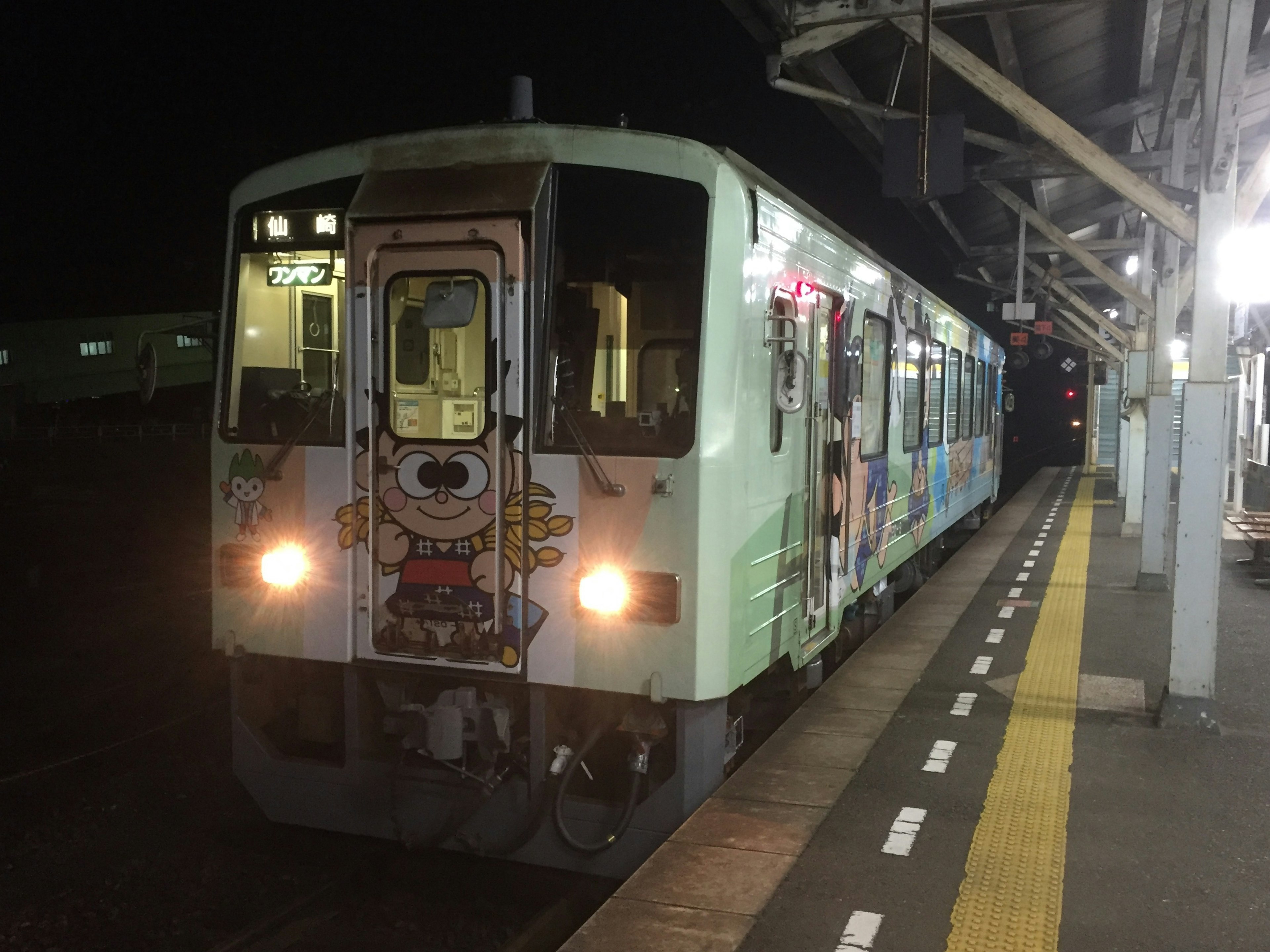 夜の駅に停車中のカラフルな列車